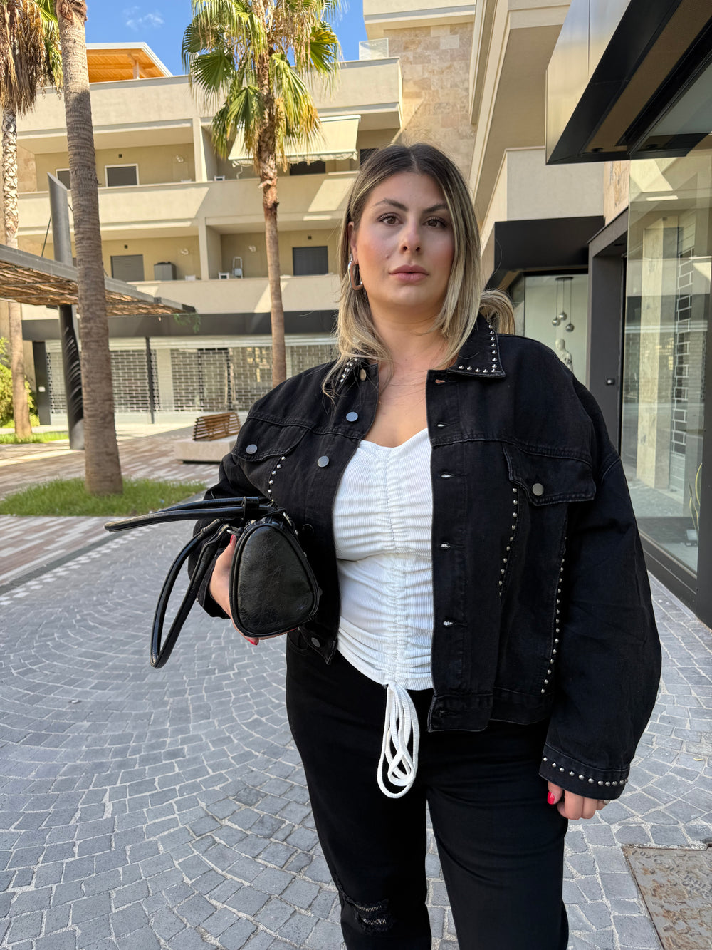 Giubbino denim con borchie curvy