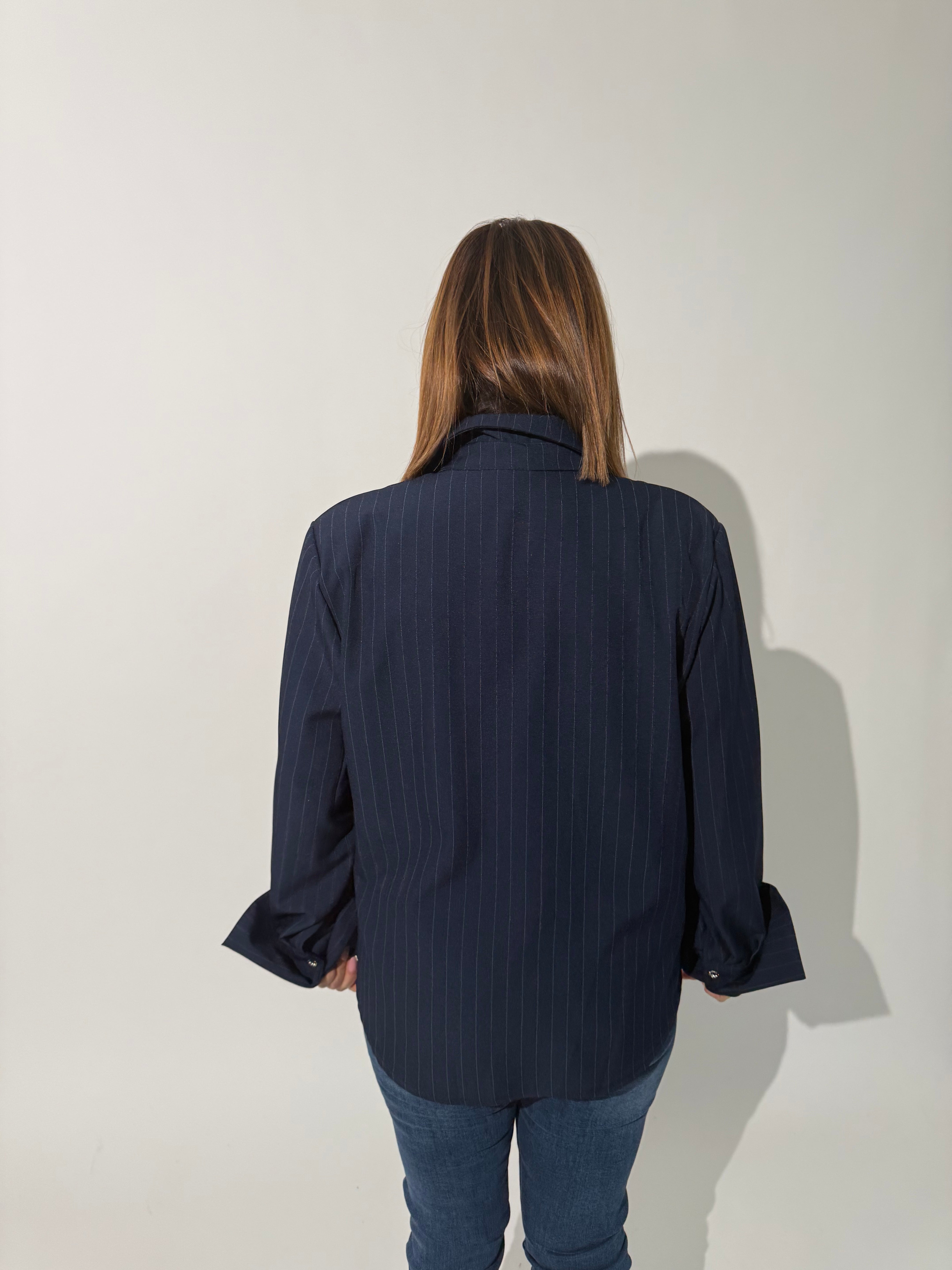 Camicia gessata con cravatta curvy