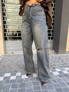 Jeans con risvolto e strappi