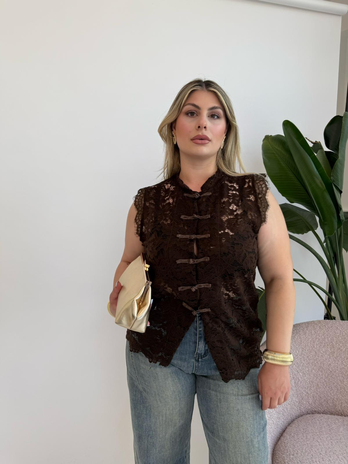 Camicia in pizzo con chiusura nodo curvy