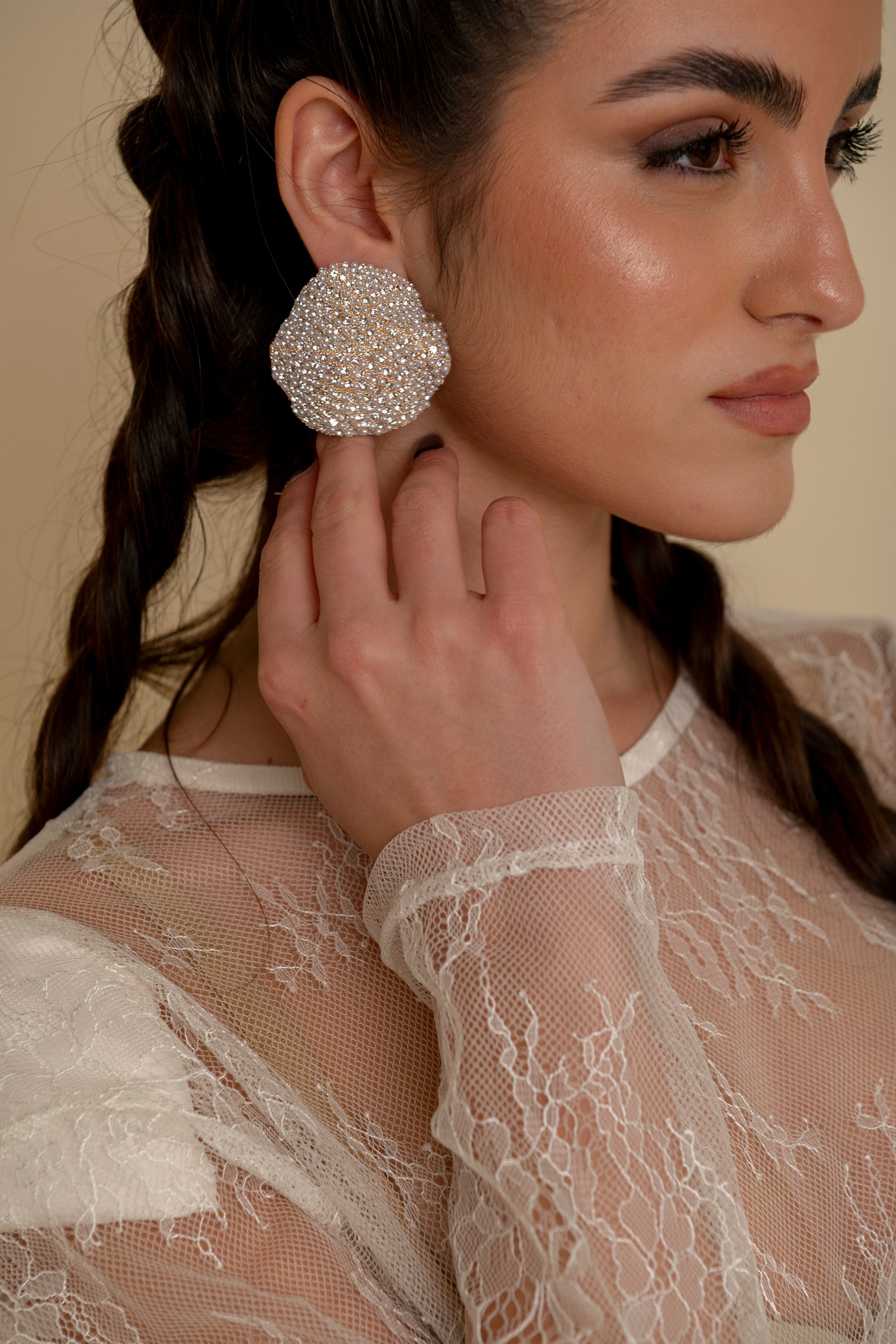 Orecchini ondulati perle e strass