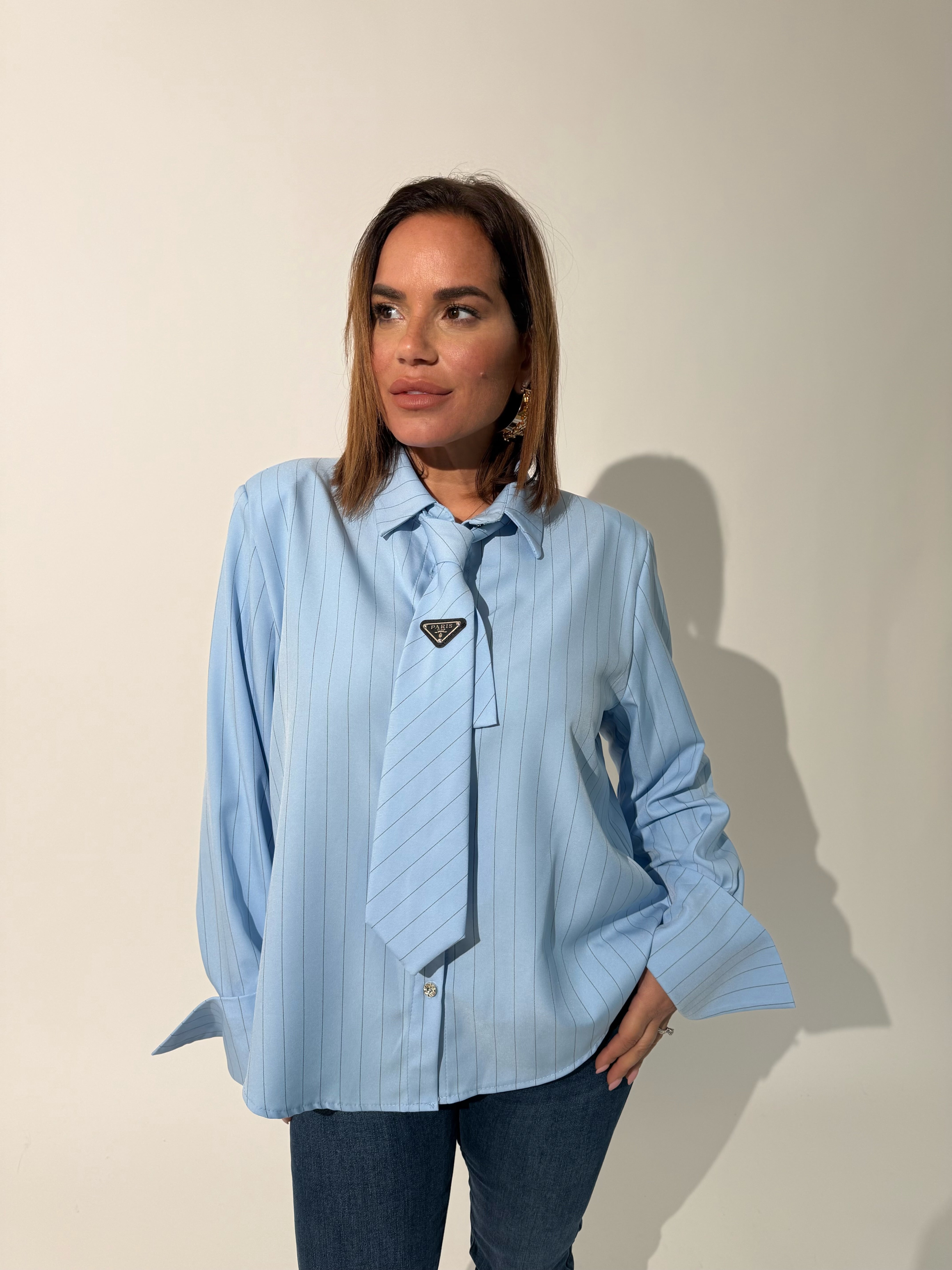 Camicia gessata con cravatta curvy