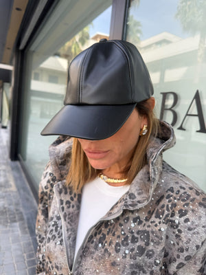 Cappello con visiera in ecopelle