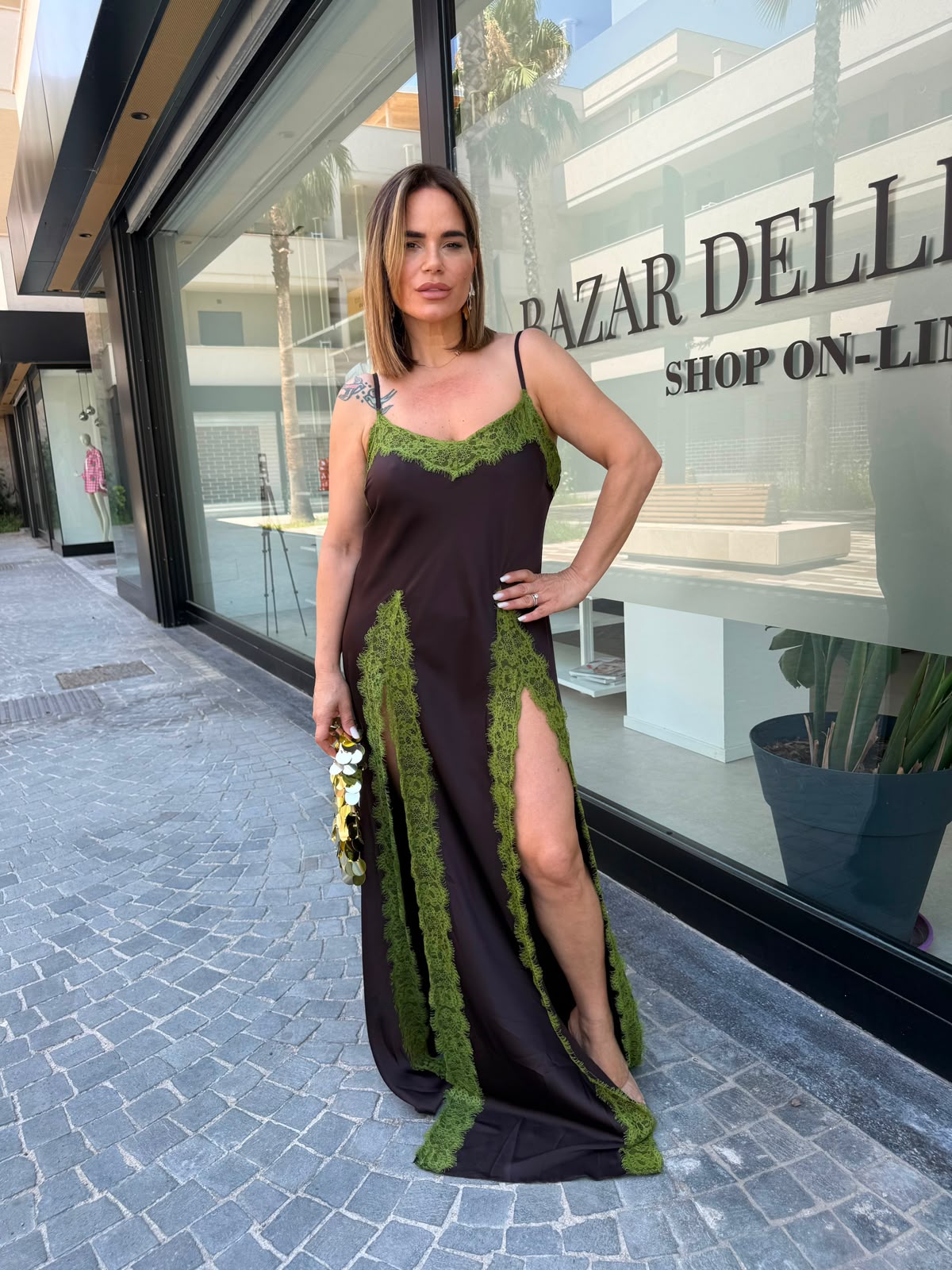 Abito in raso e pizzo con spacchi curvy