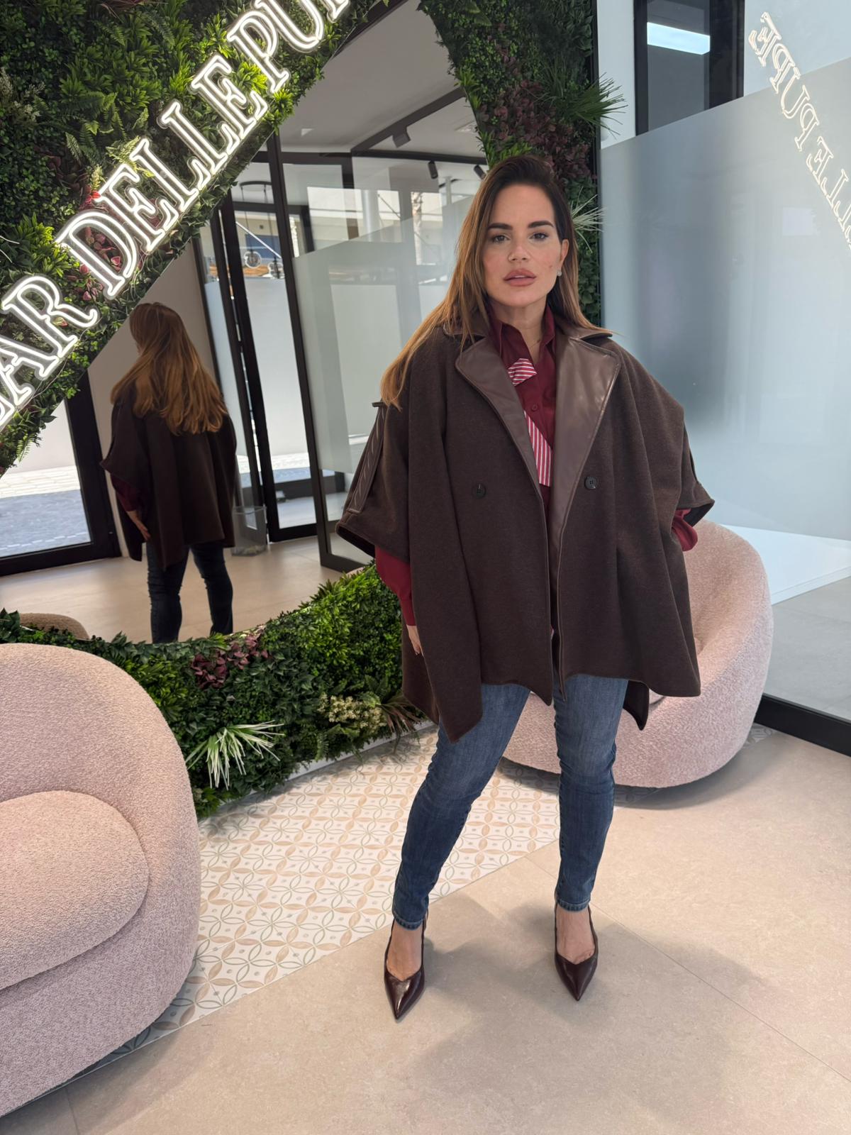 Trench mantella con dettagli ecopelle