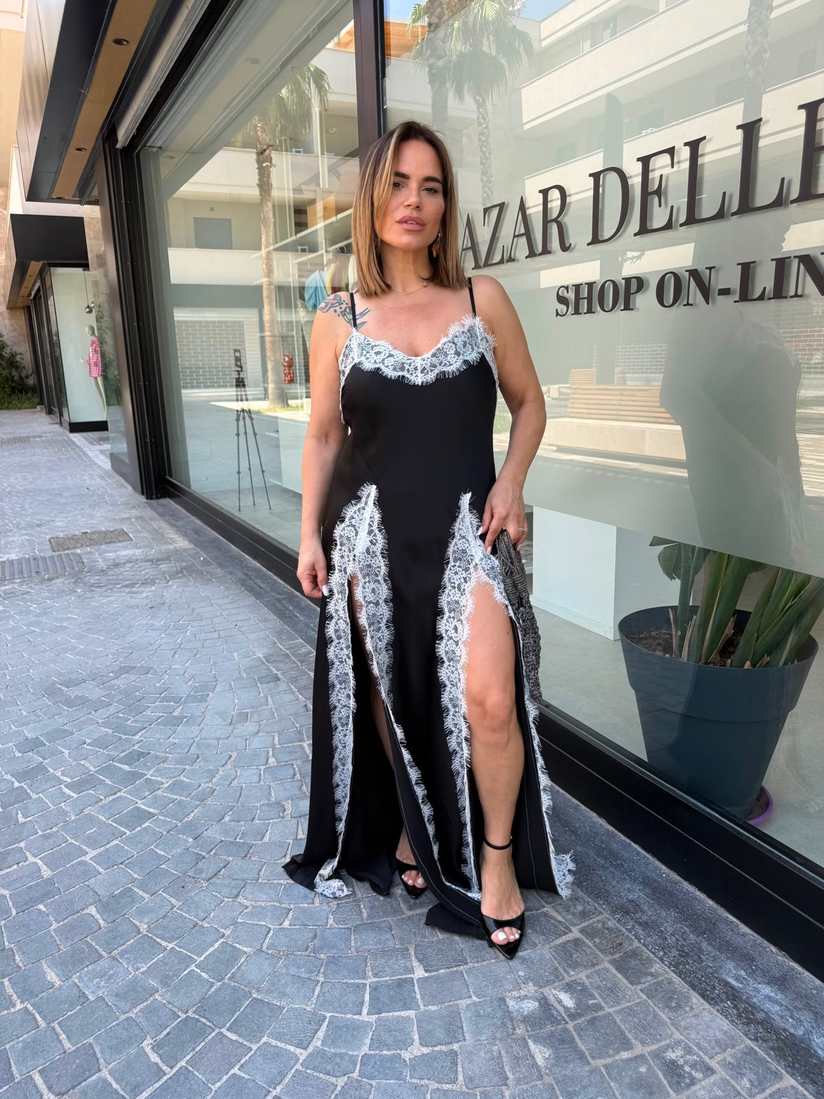 Abito in raso e pizzo con spacchi curvy