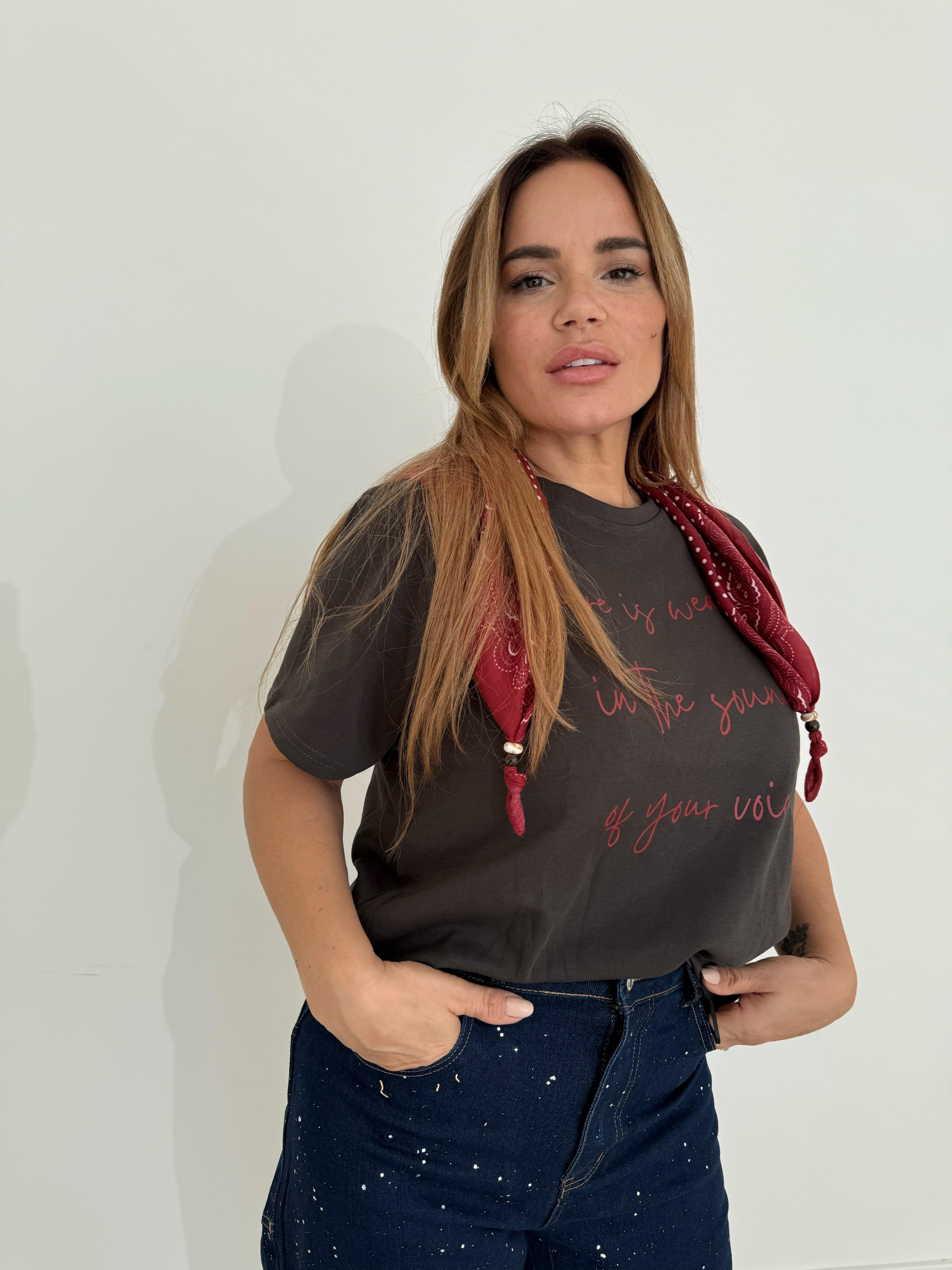 T-shirt con foulard