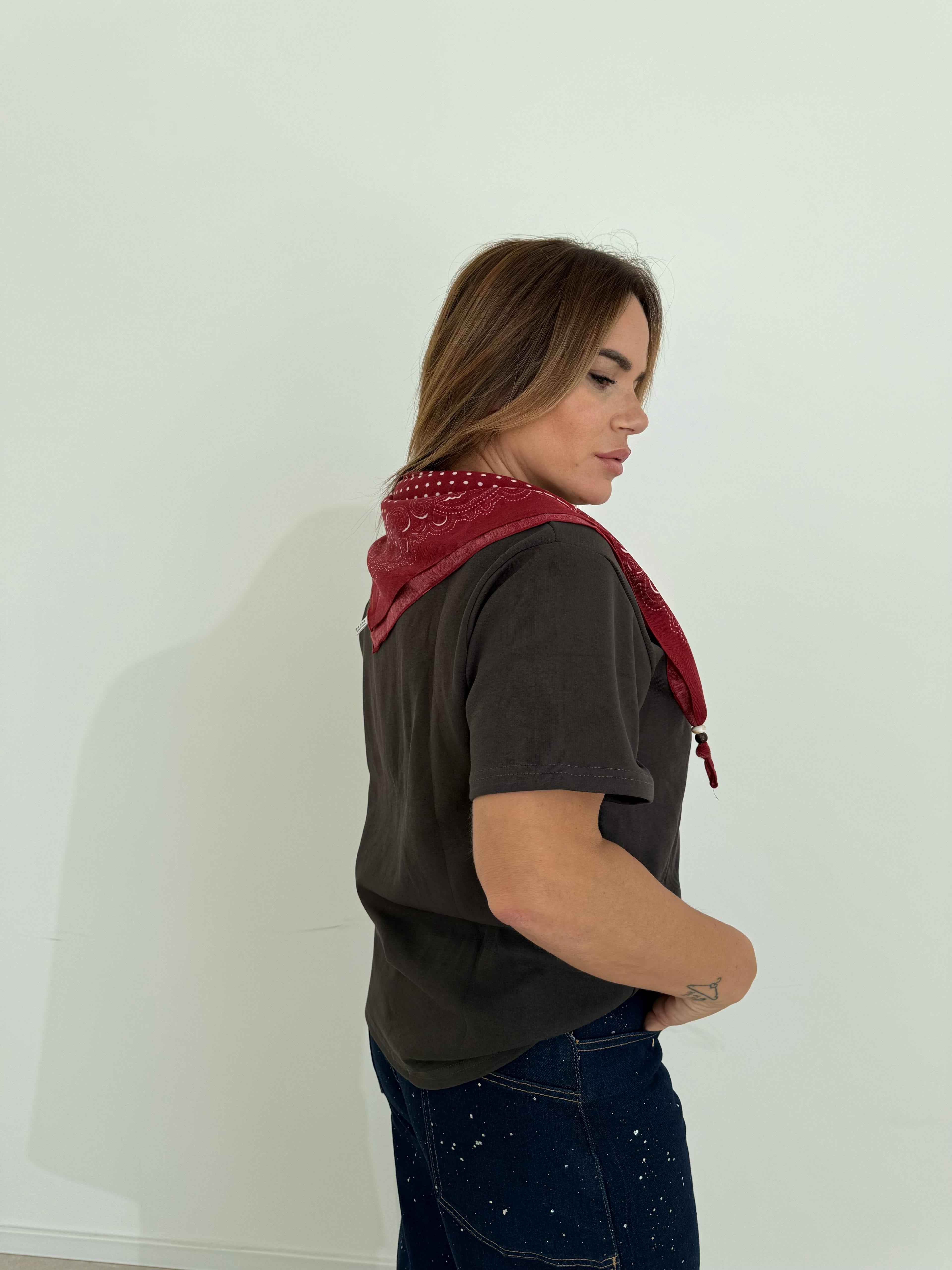 T-shirt con foulard