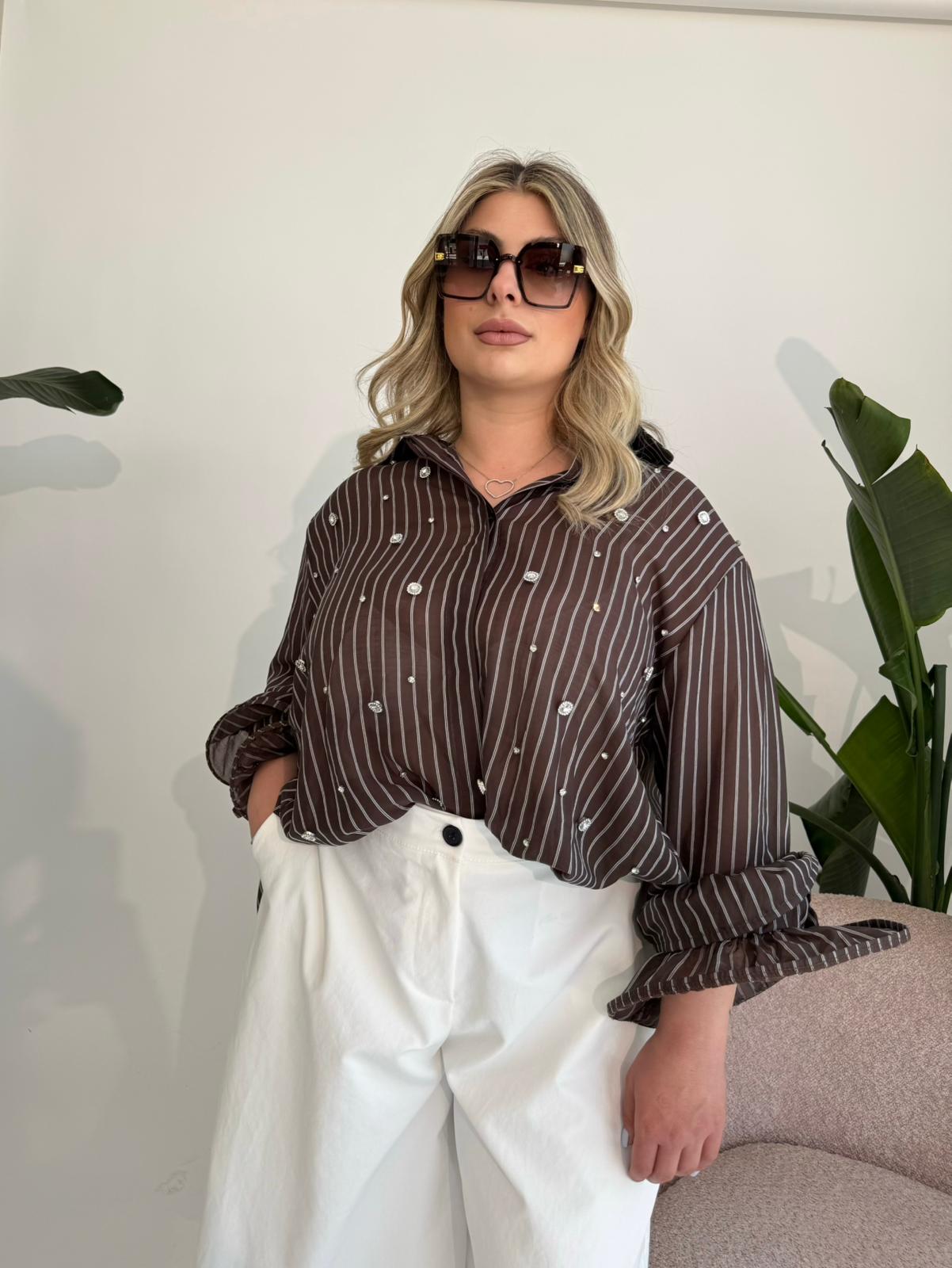 Camicia con manica rouche e dettagli gioiello