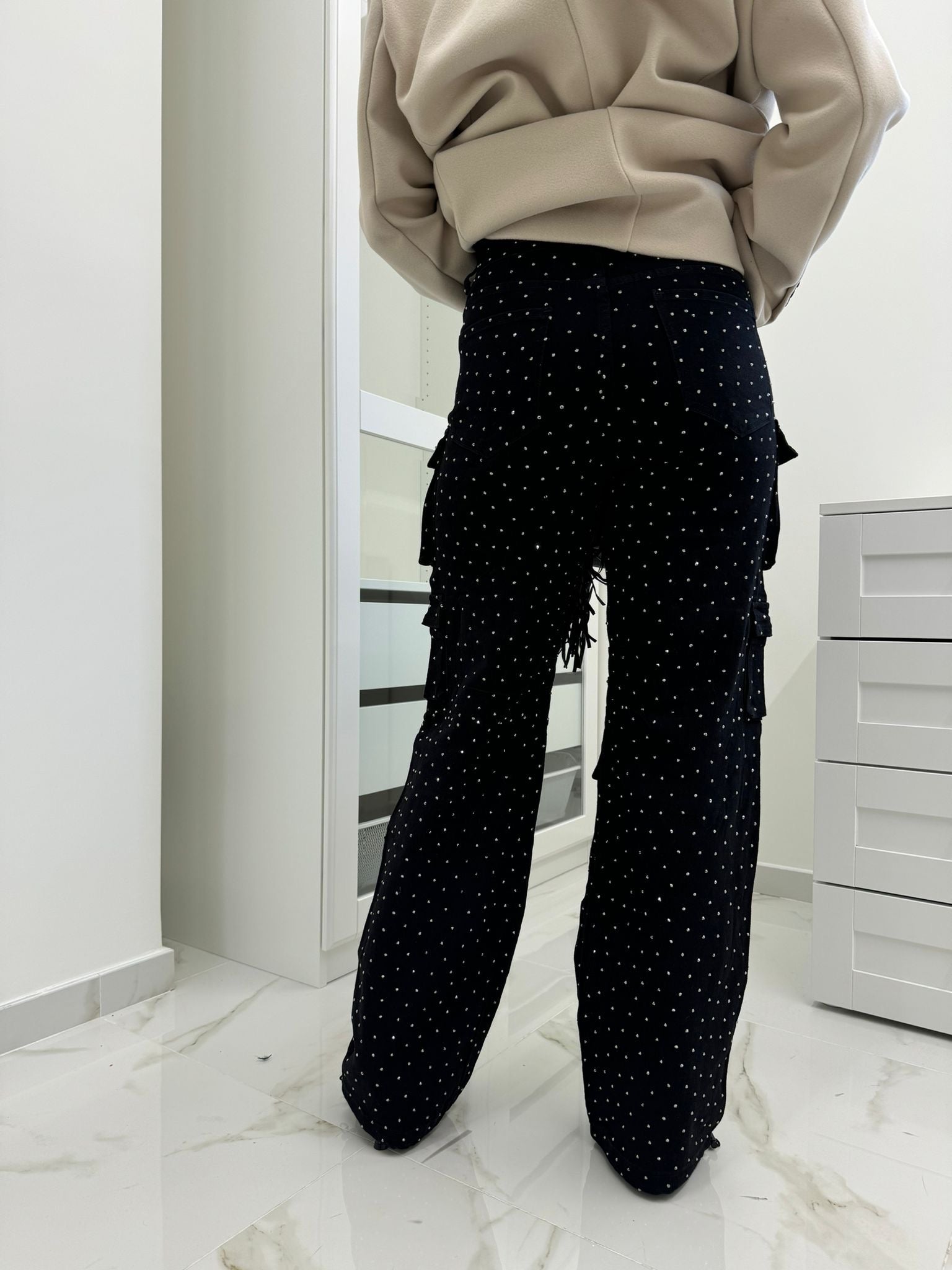 Jeans cargo con strass