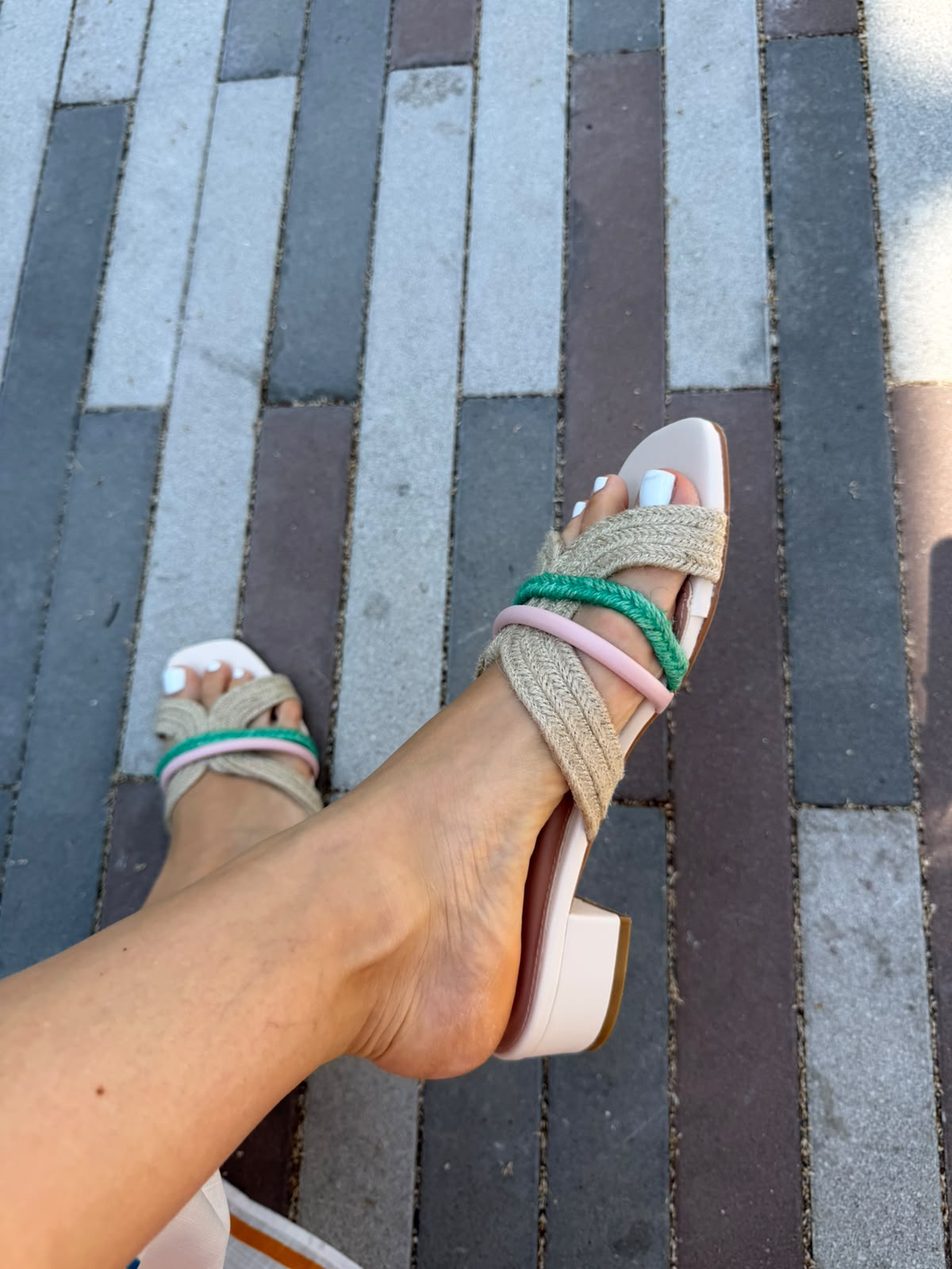 Sandali tacco basso con corda