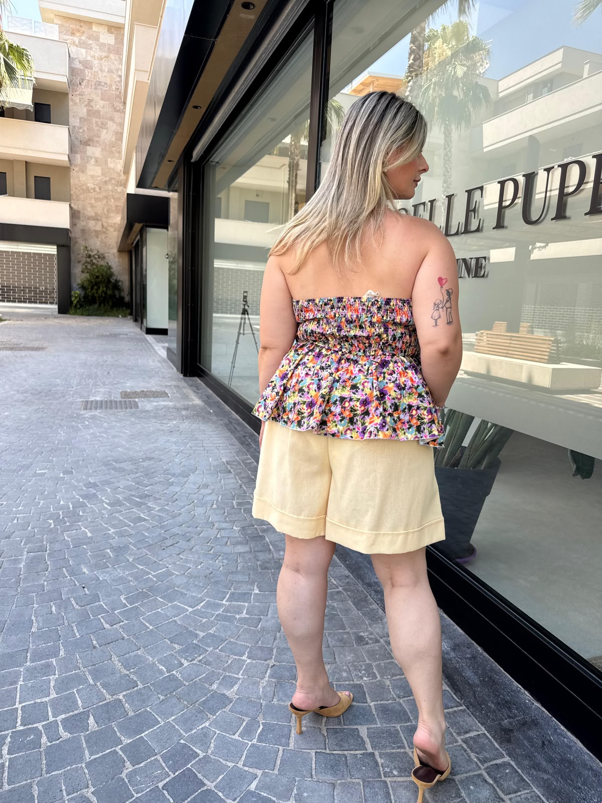 Top a fascia con fiorellini curvy