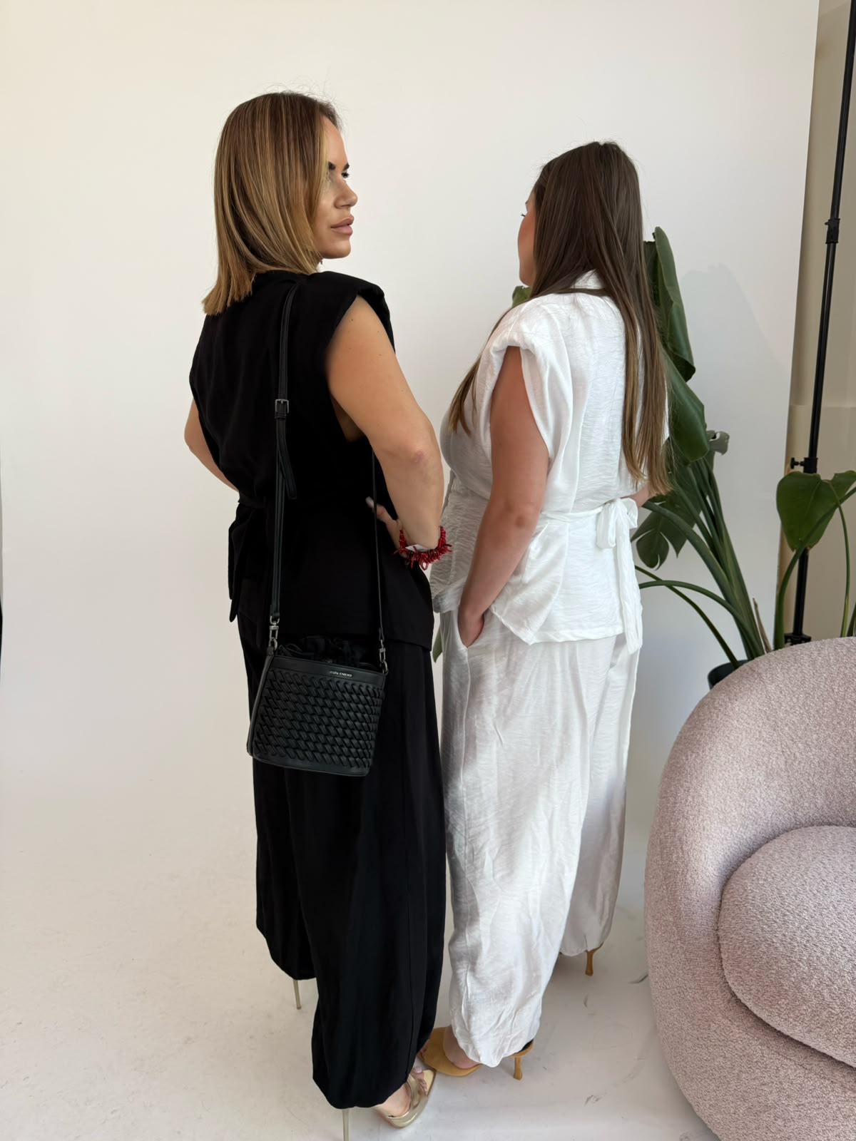 Tailleur in lino con bottoni curvy