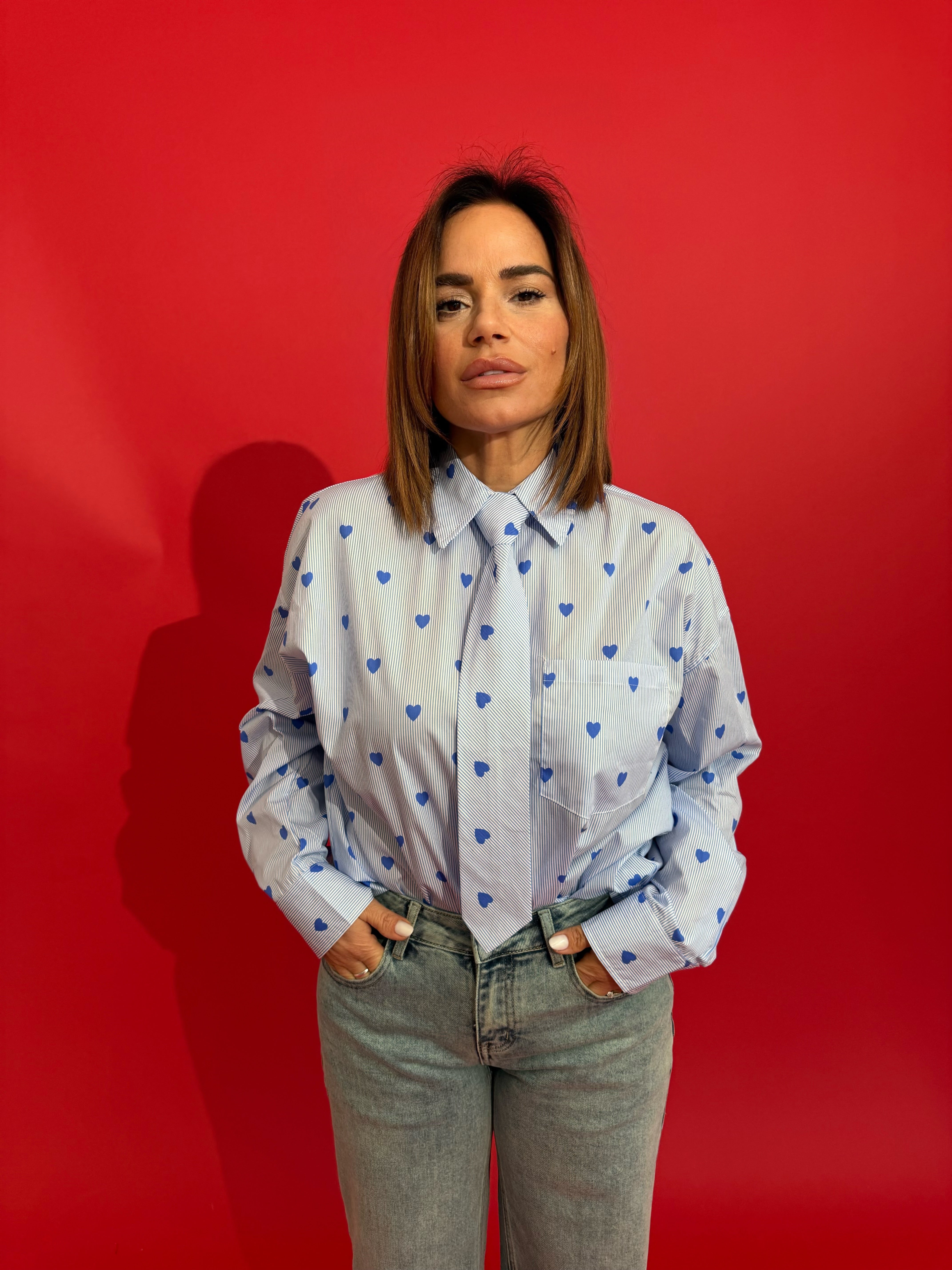 Camicia con cravatta e cuori