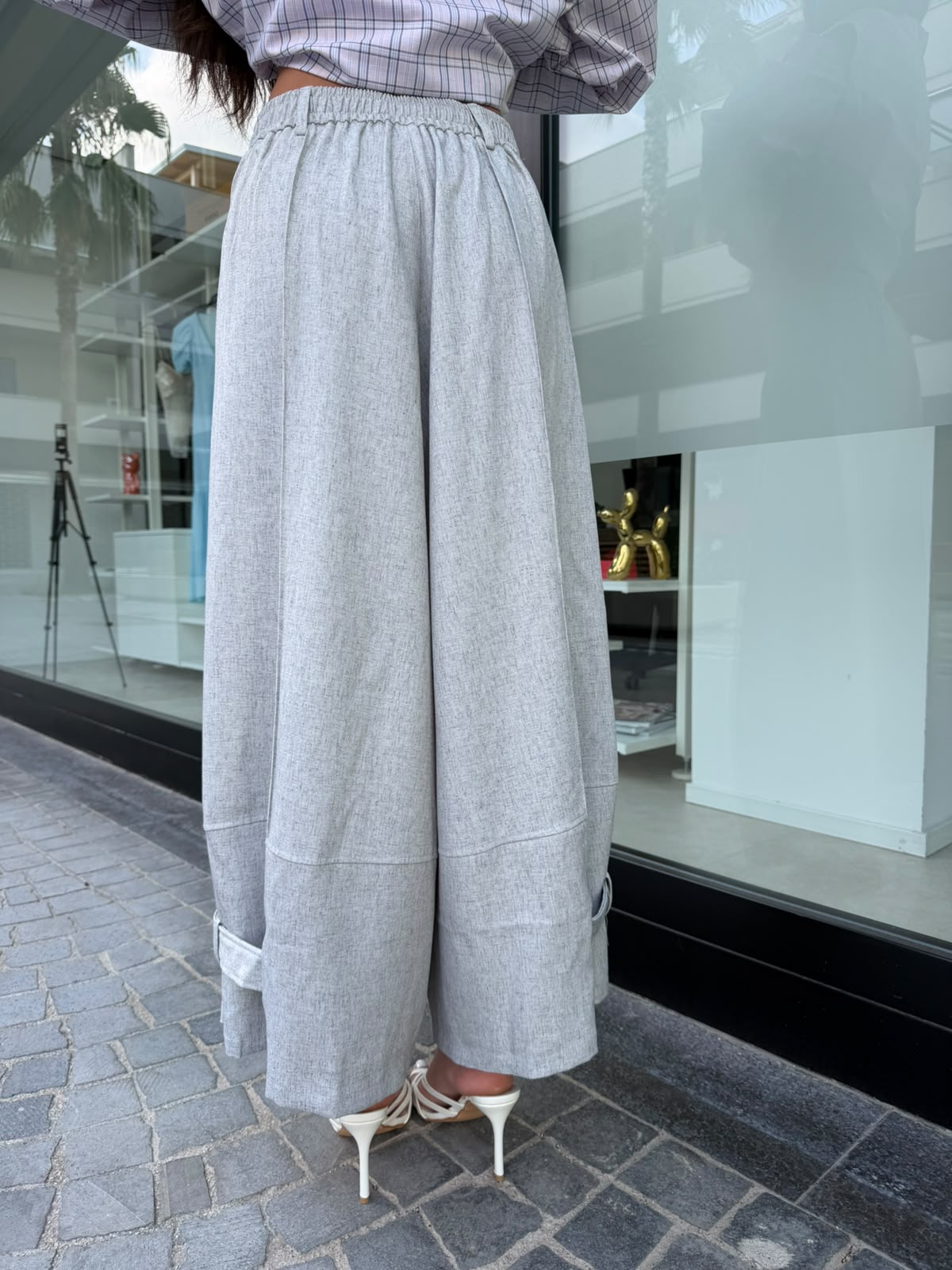 Pantalone alla caviglia con bottone