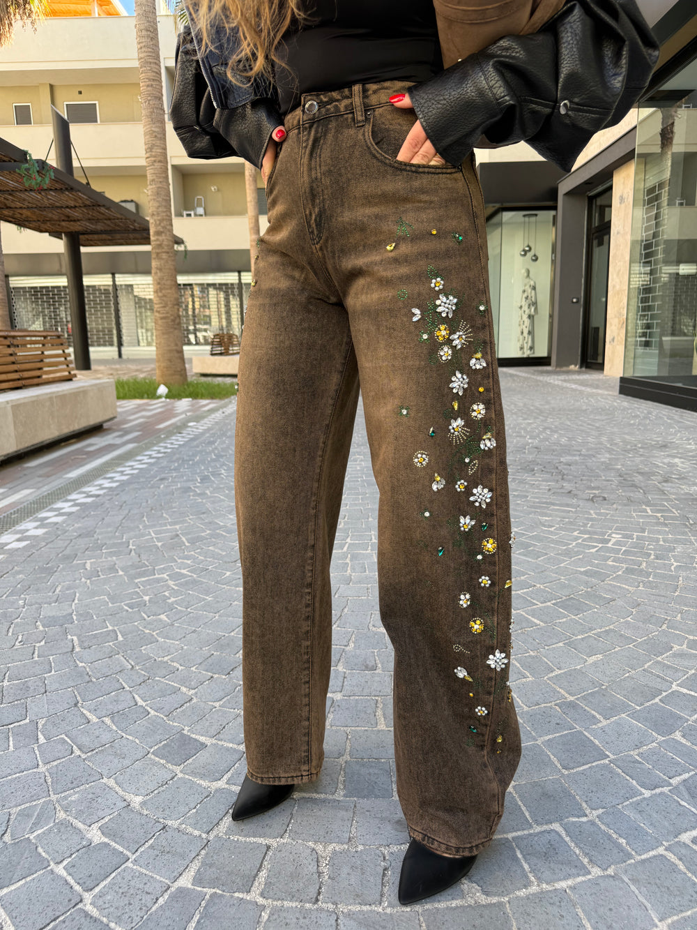 Jeans sfumato con fiori strass