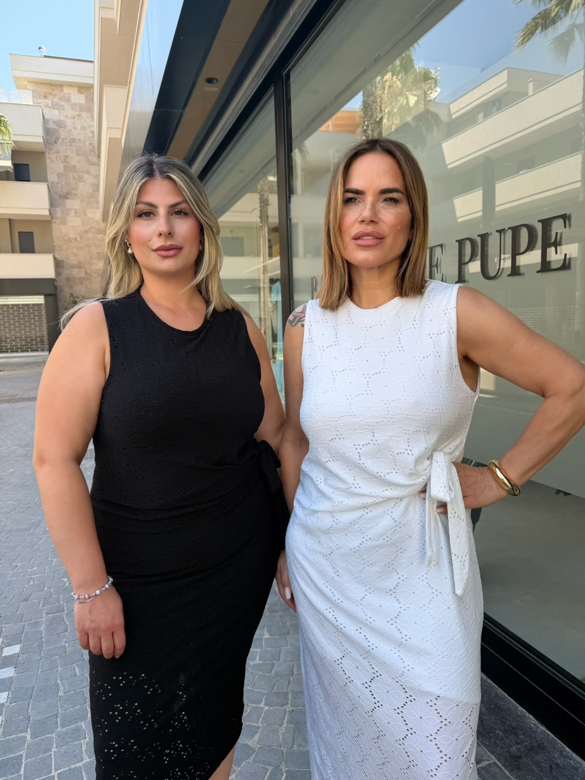 Abito con nodo e fiori traforati curvy