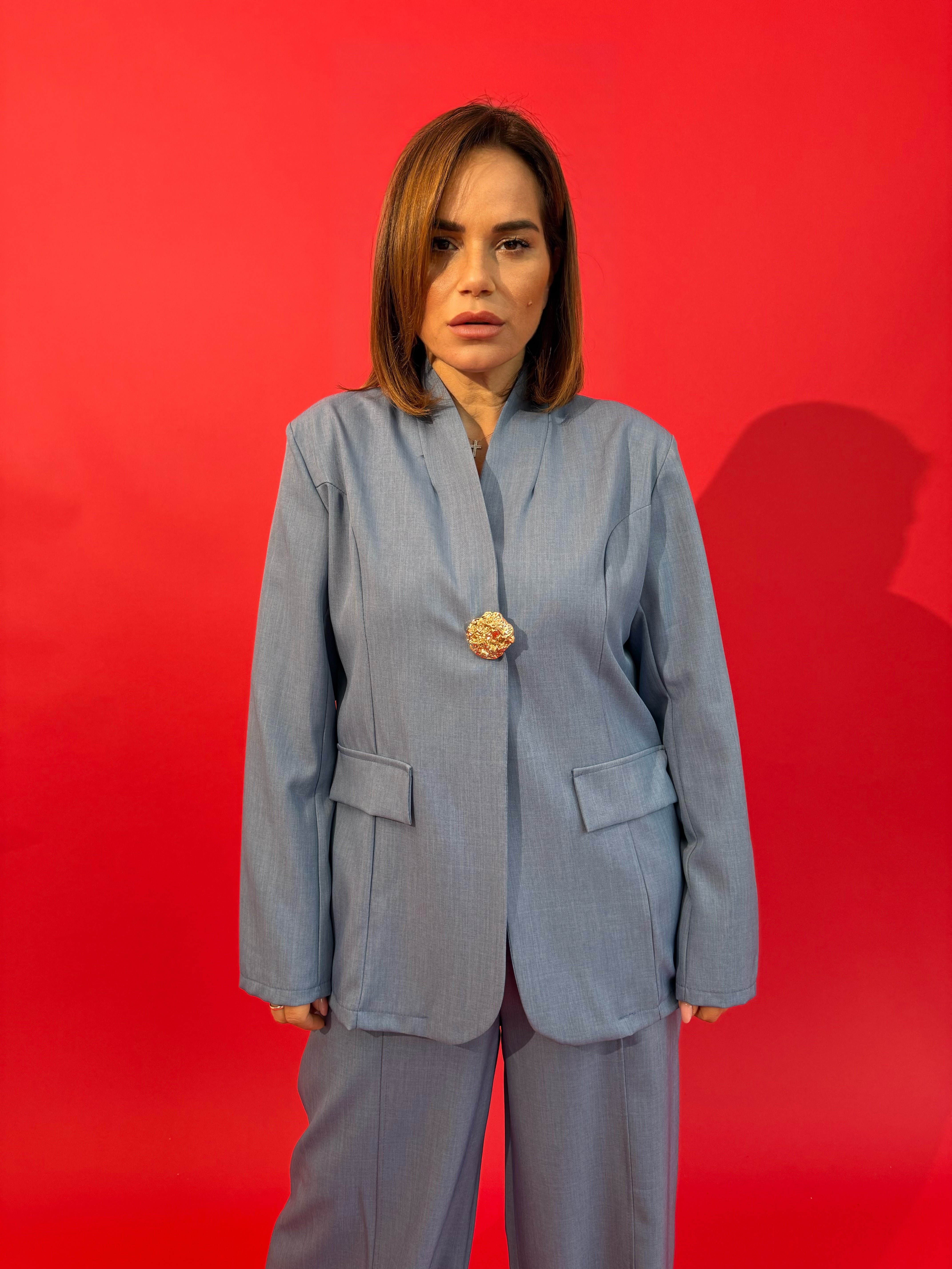 Tailleur con bottone oro curvy