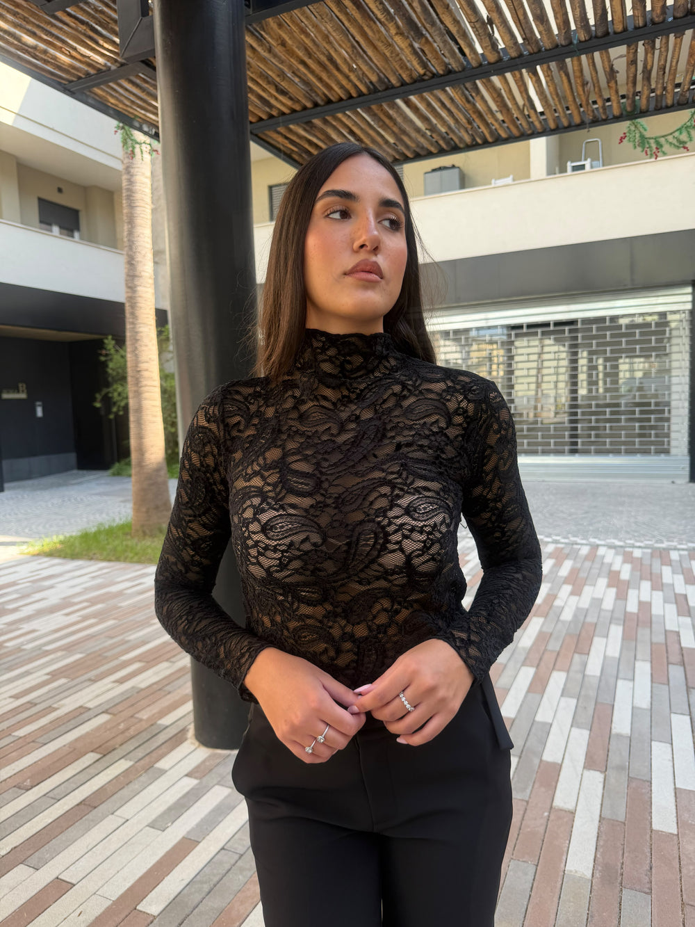 Maglia con ricami in velluto