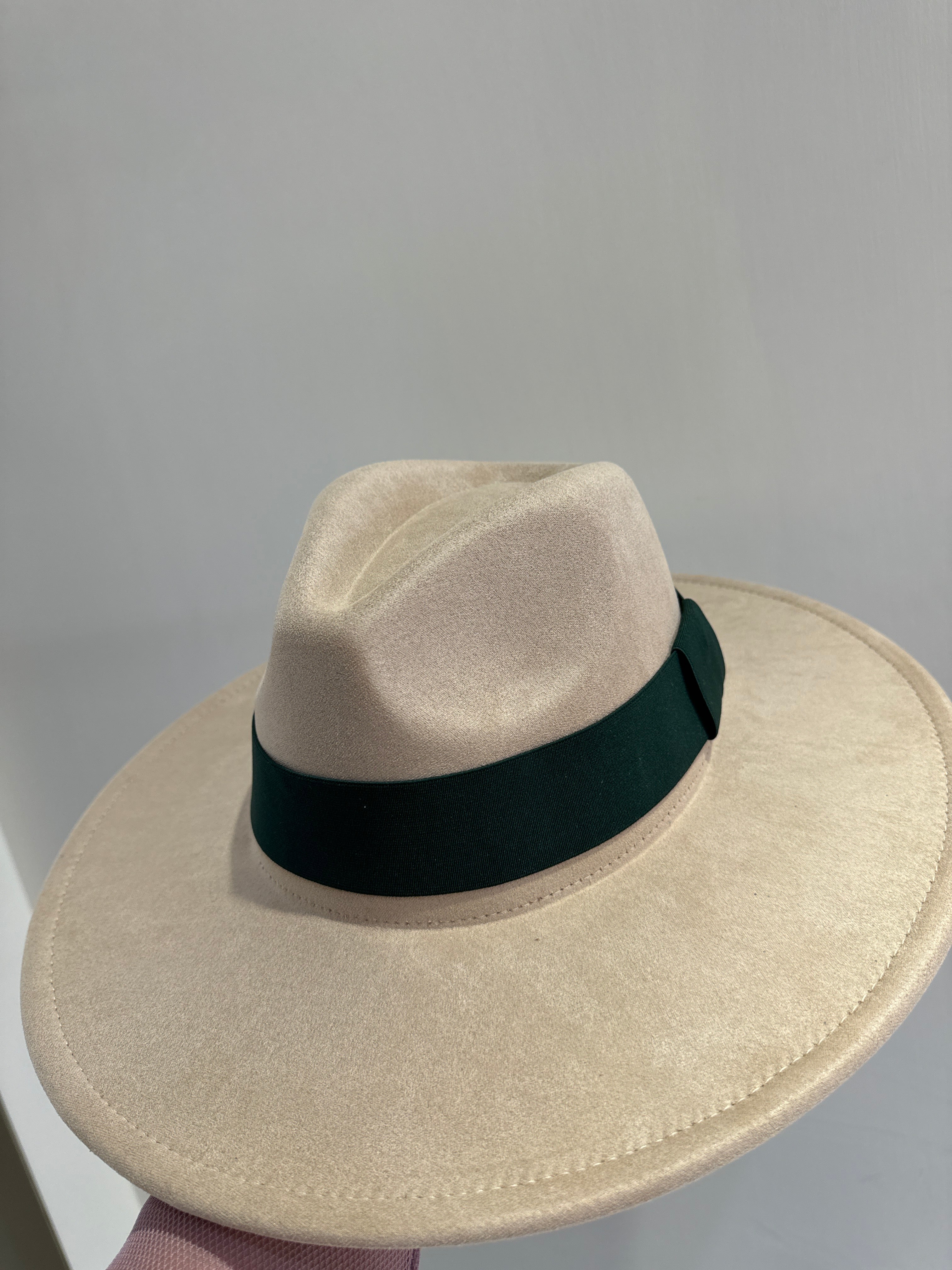 Cappello con fascia verde