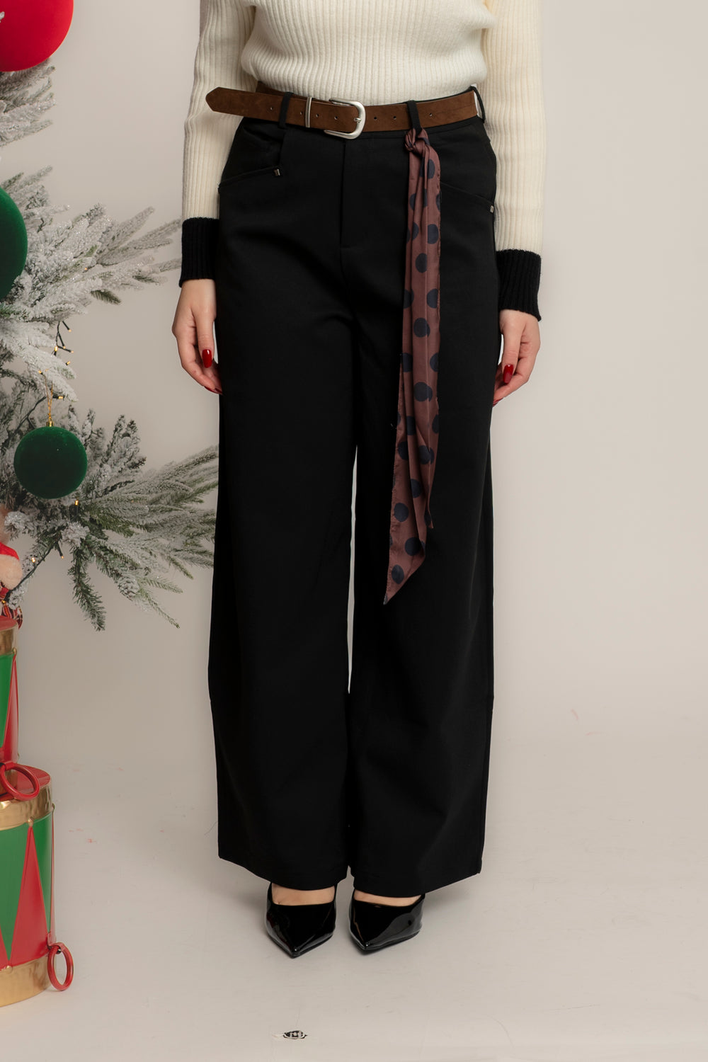 Pantalone palazzo con cintura e foulard