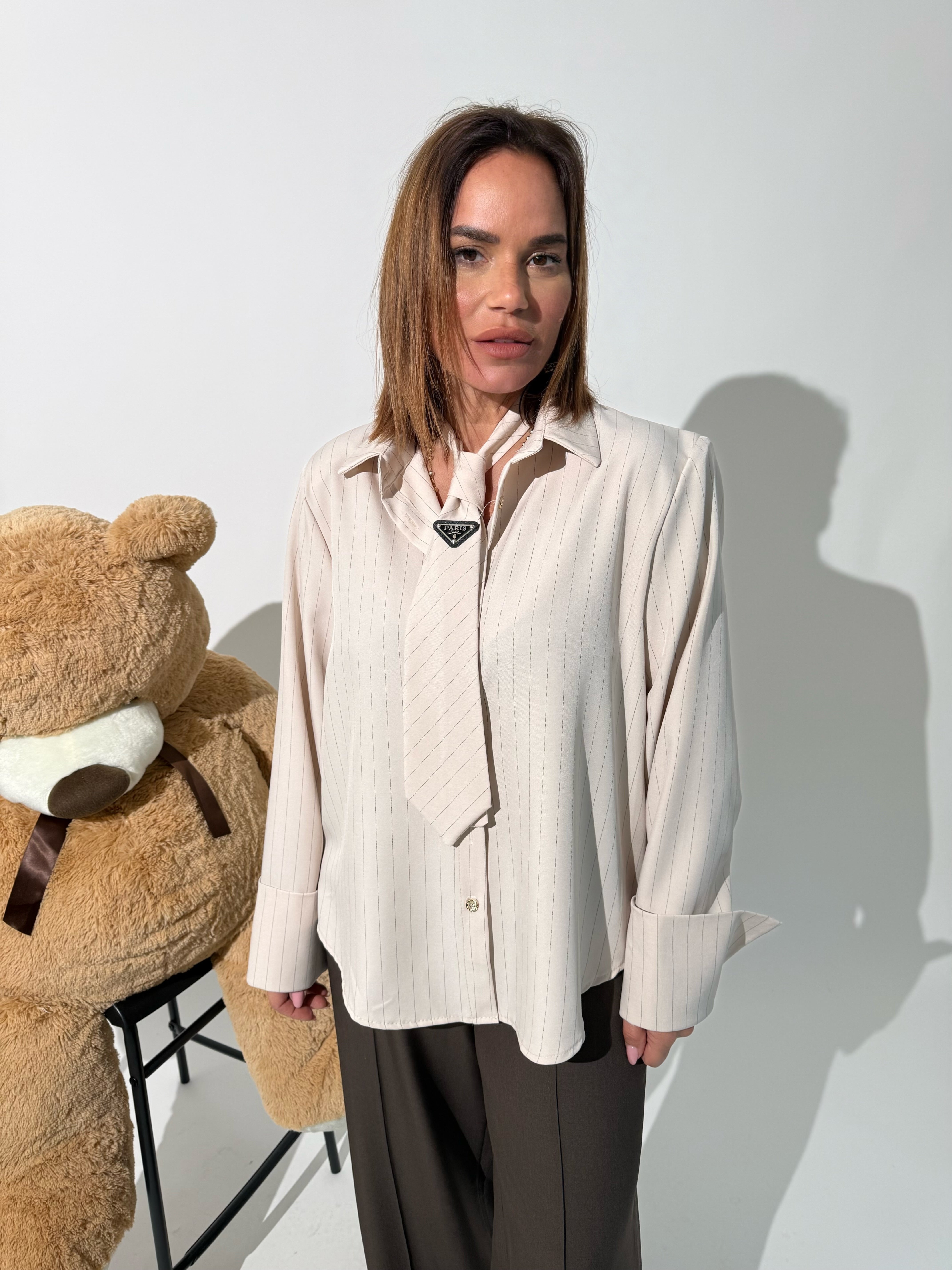 Camicia gessata con cravatta curvy