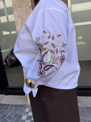 Camicia con ricamo floreale curvy