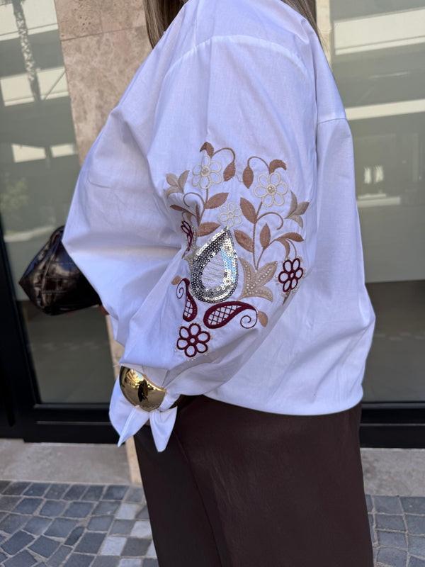 Camicia con ricamo floreale curvy