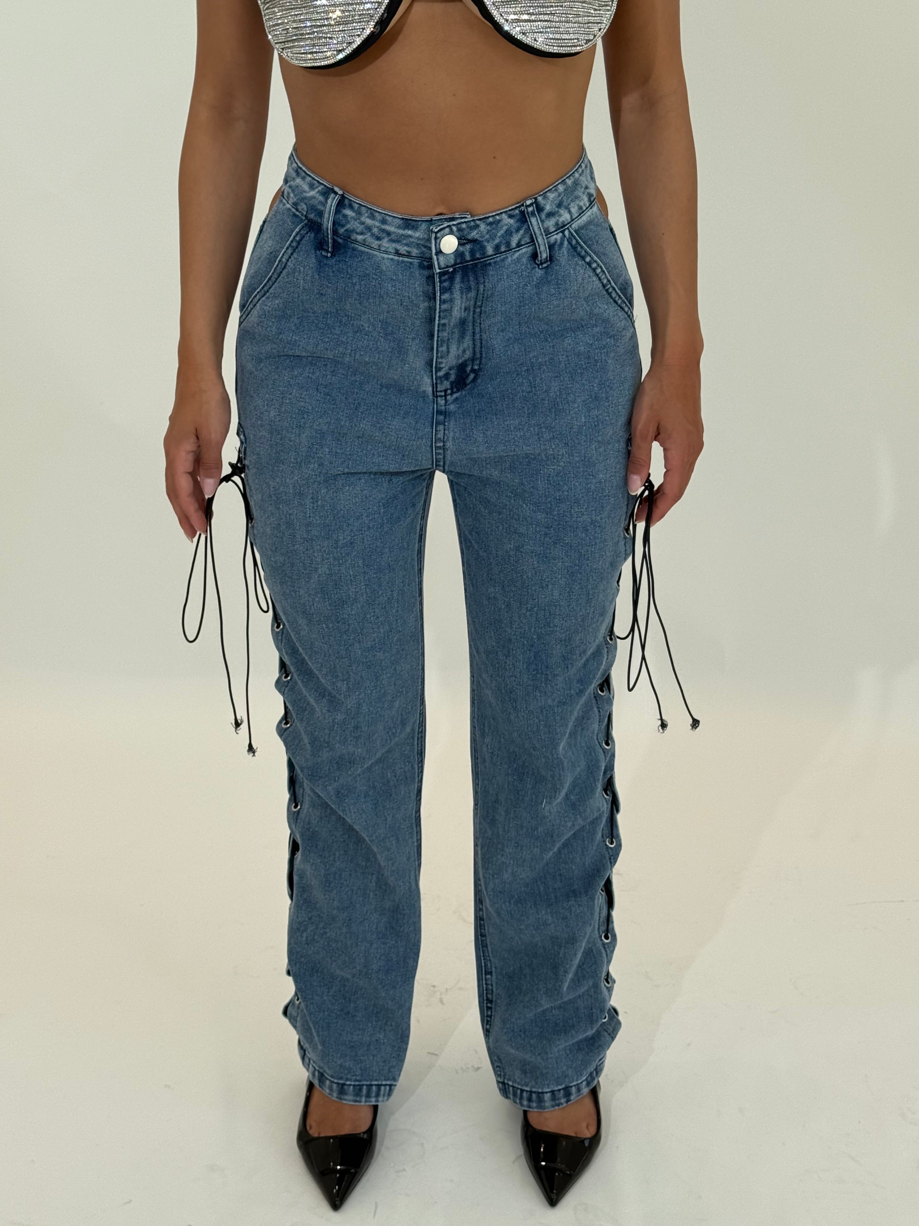 Jeans con apertura strass
