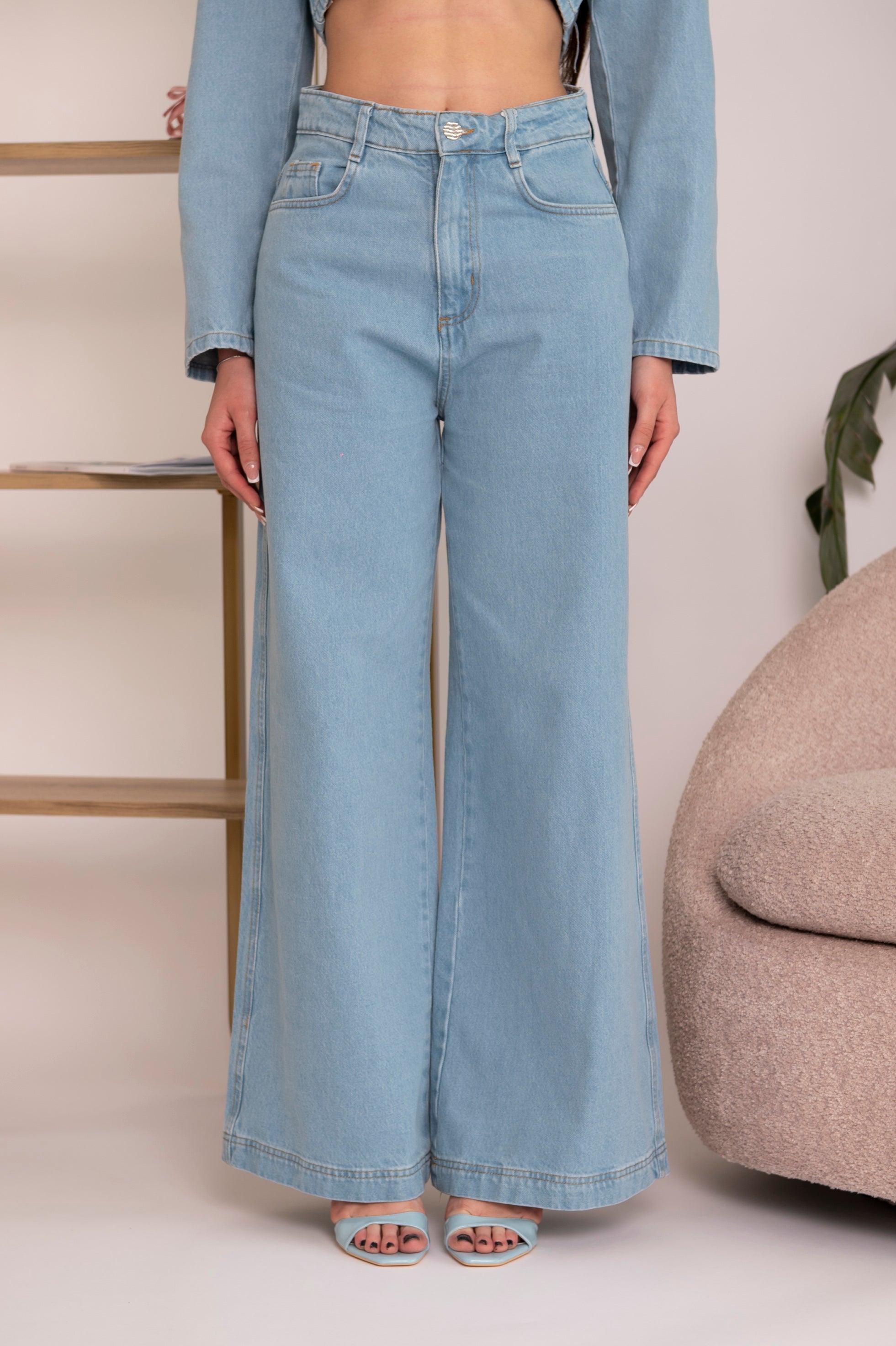 Cordset con giubbino crop e jeans
