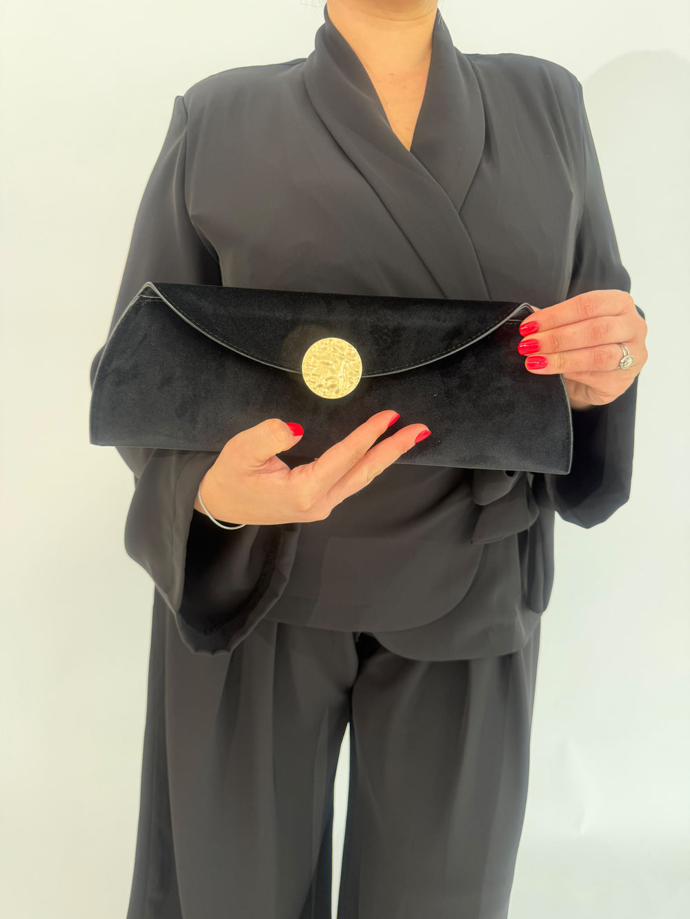 Clutch in camoscio con dettaglio oro
