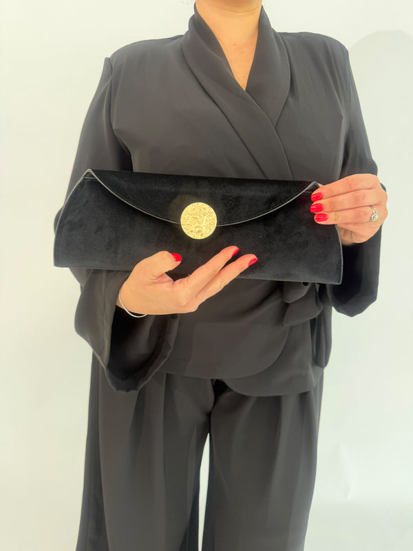 Clutch in camoscio con dettaglio oro