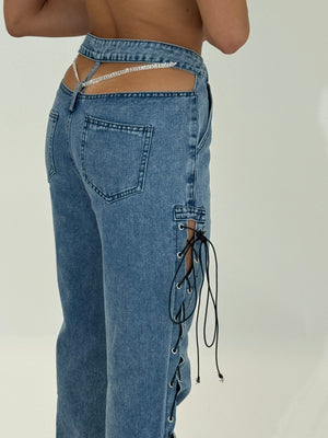 Jeans con apertura strass