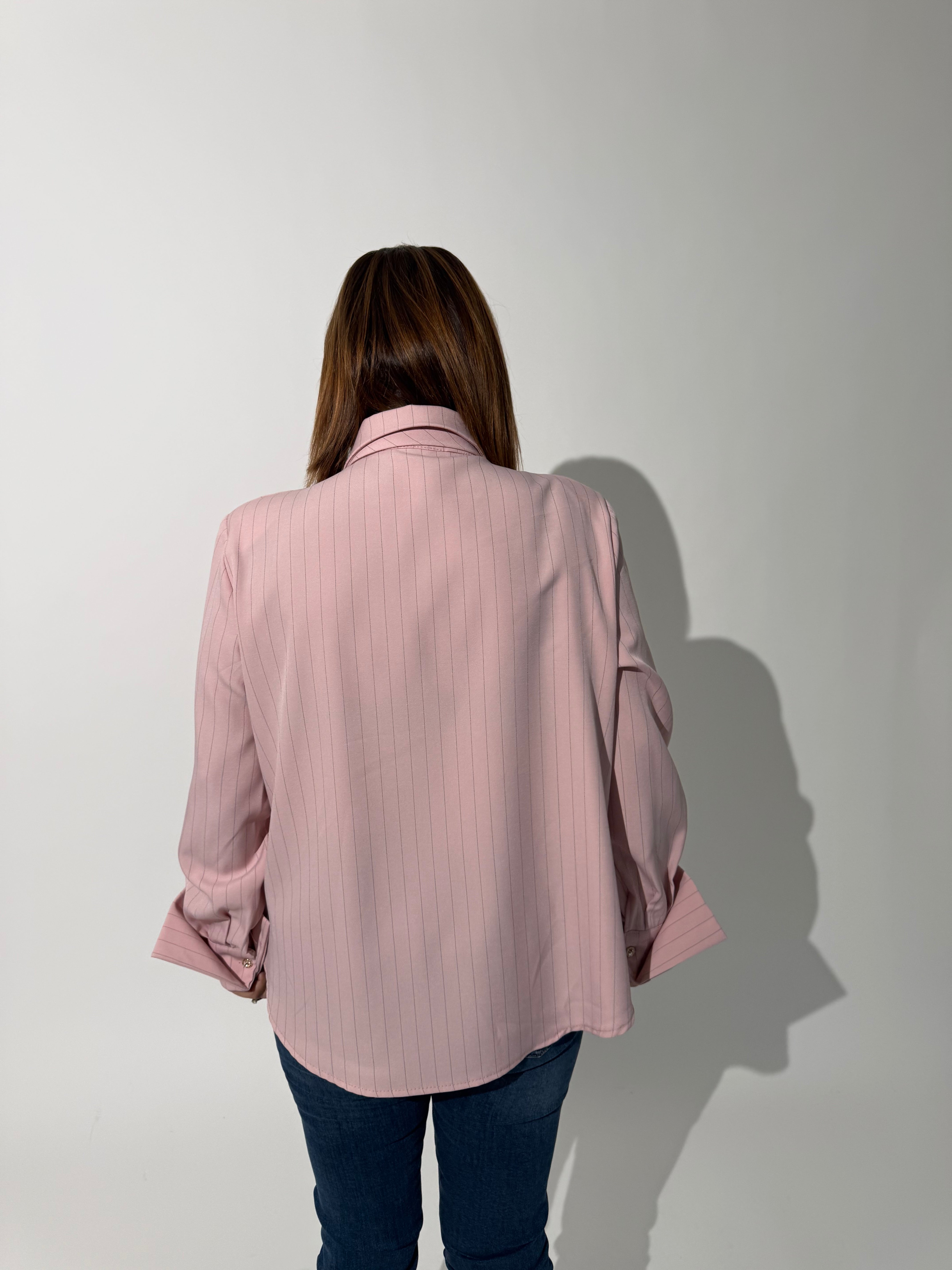 Camicia gessata con cravatta curvy