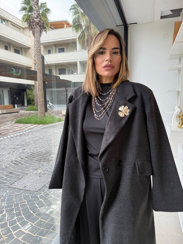Cappotto in panno con spilla curvy