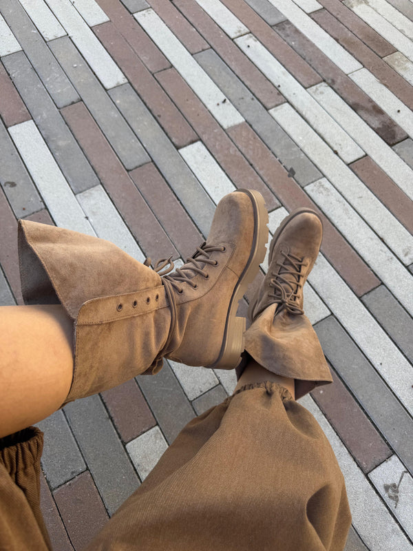 Stivali in camoscio beige