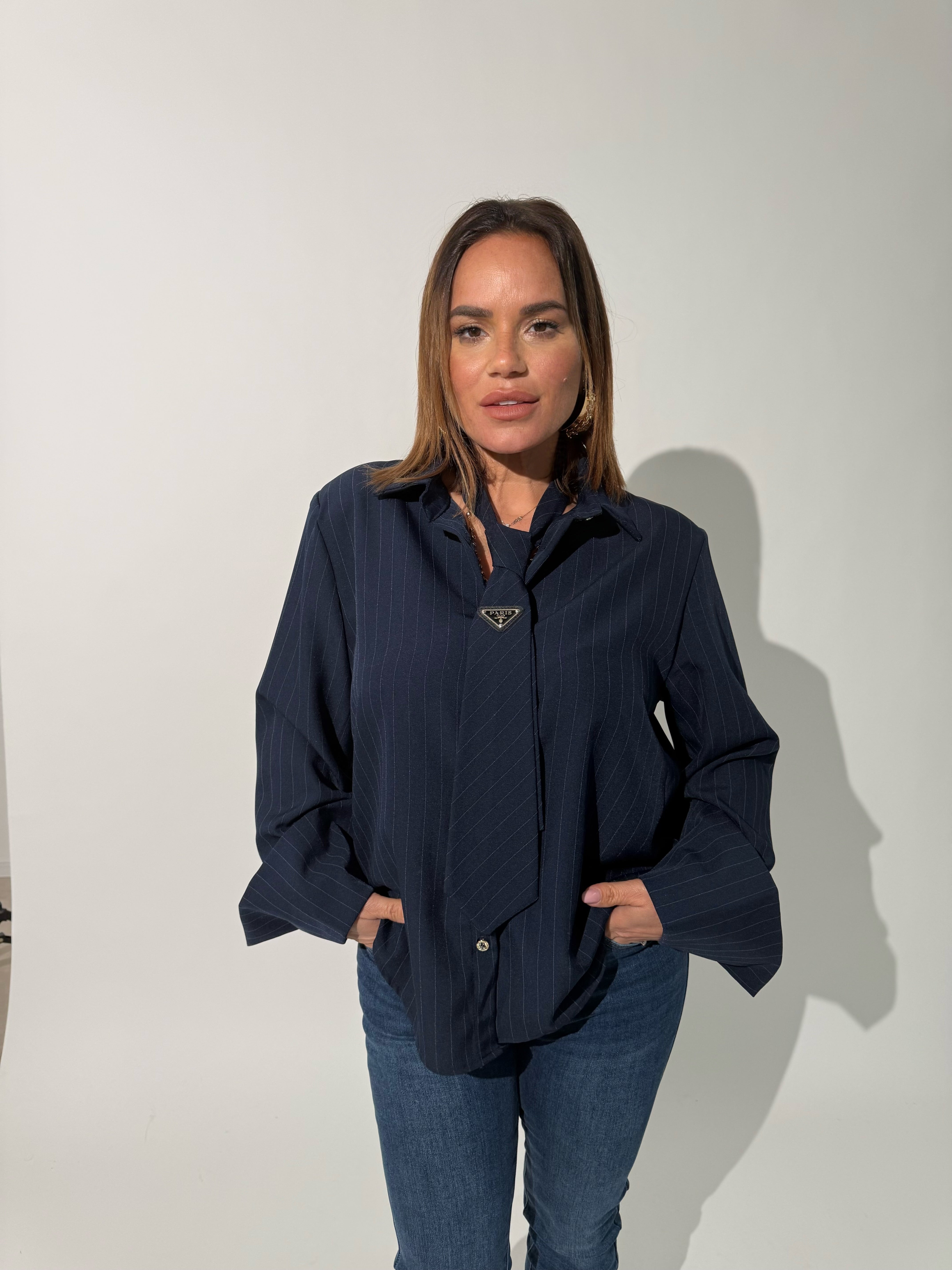 Camicia gessata con cravatta curvy