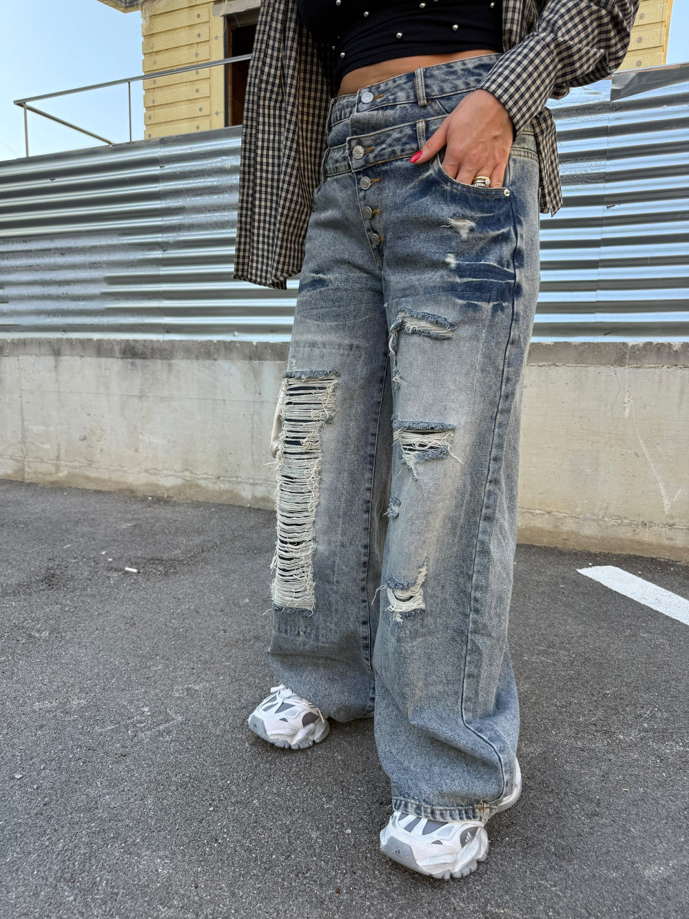 Jeans doppia vita con strappi