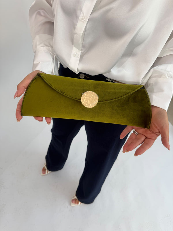 Clutch in camoscio con dettaglio oro