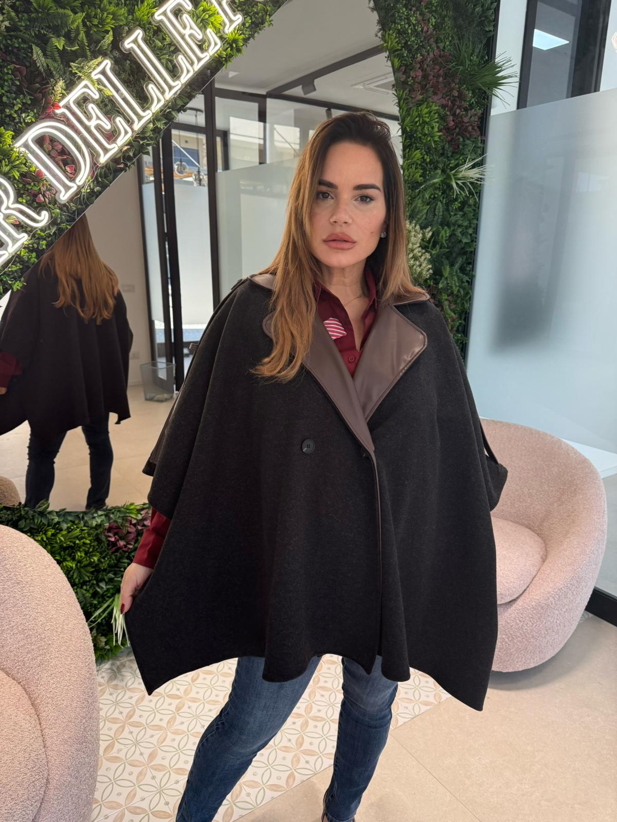 Trench mantella con dettagli ecopelle