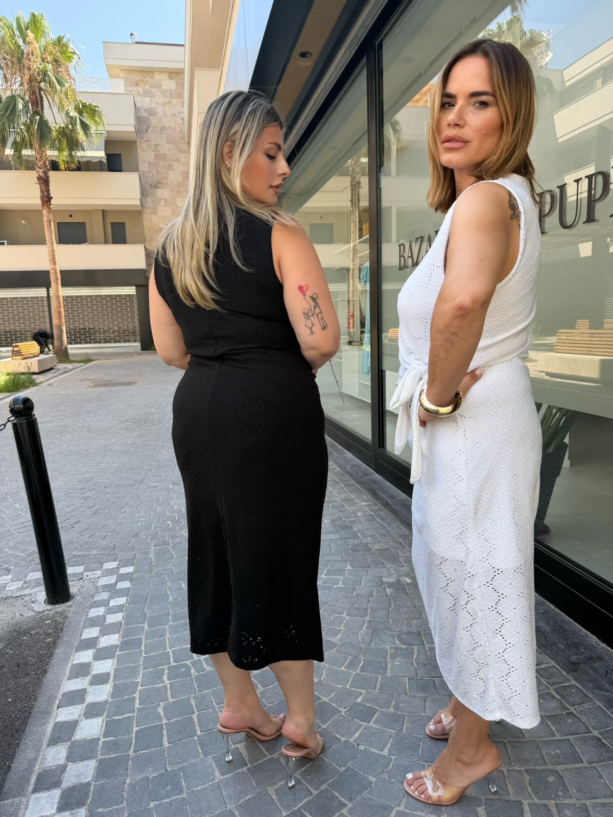 Abito con nodo e fiori traforati curvy