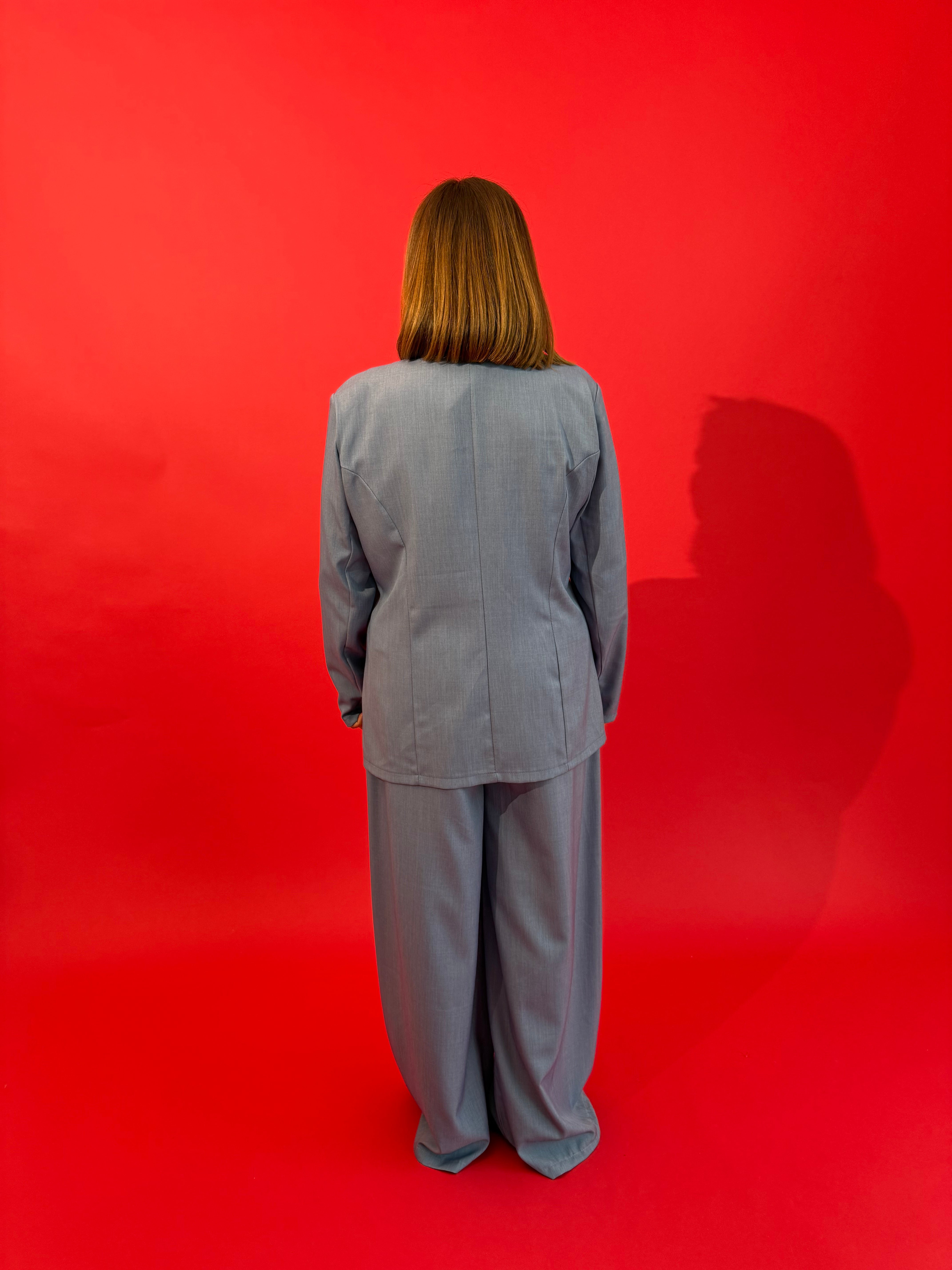 Tailleur con bottone oro curvy