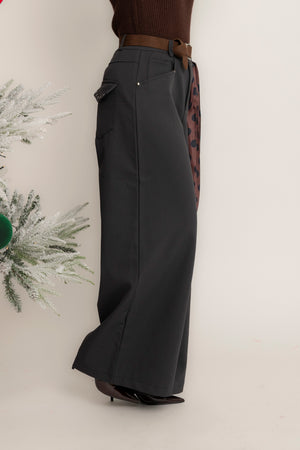 Pantalone palazzo con cintura e foulard