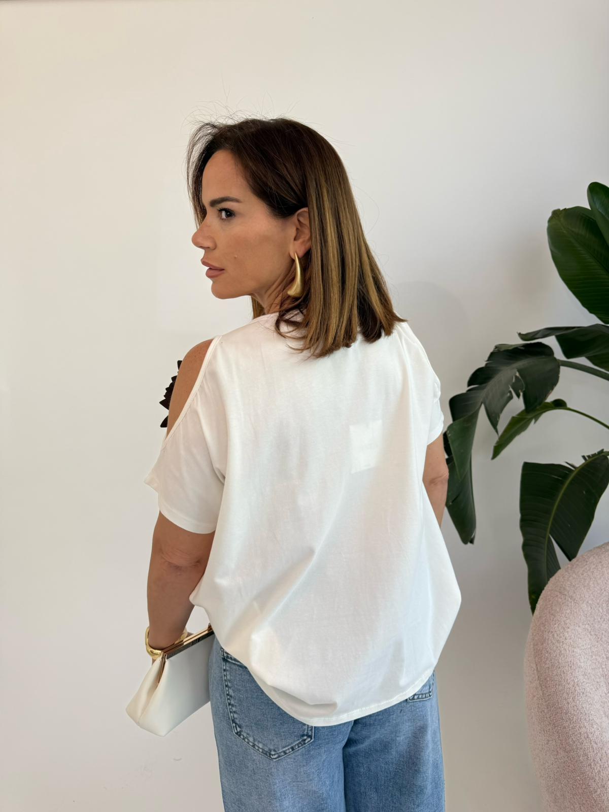 Maglia con apertura e fiore