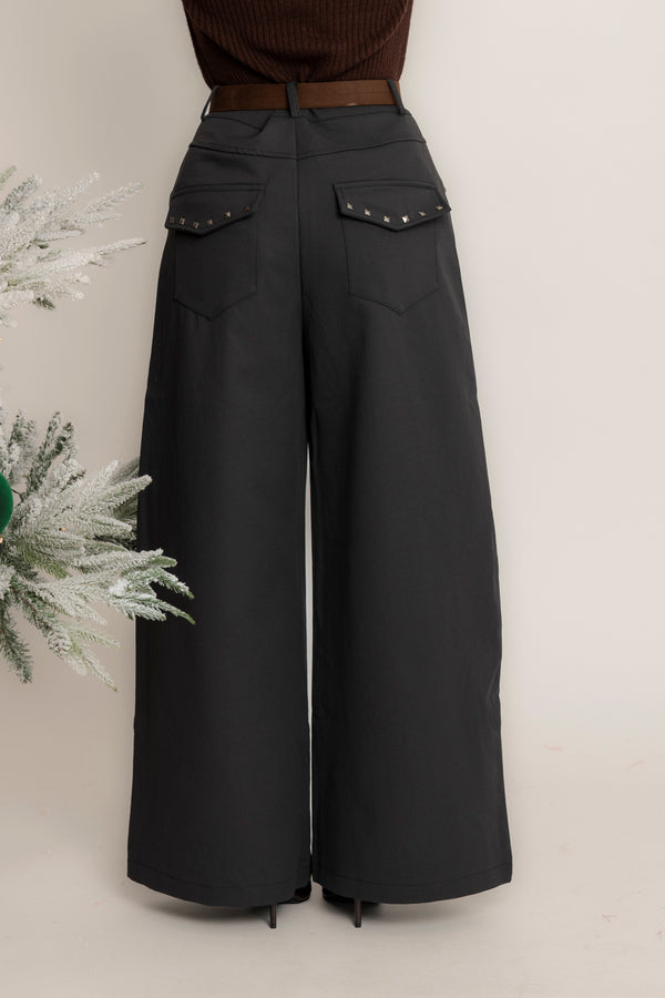 Pantalone palazzo con cintura e foulard