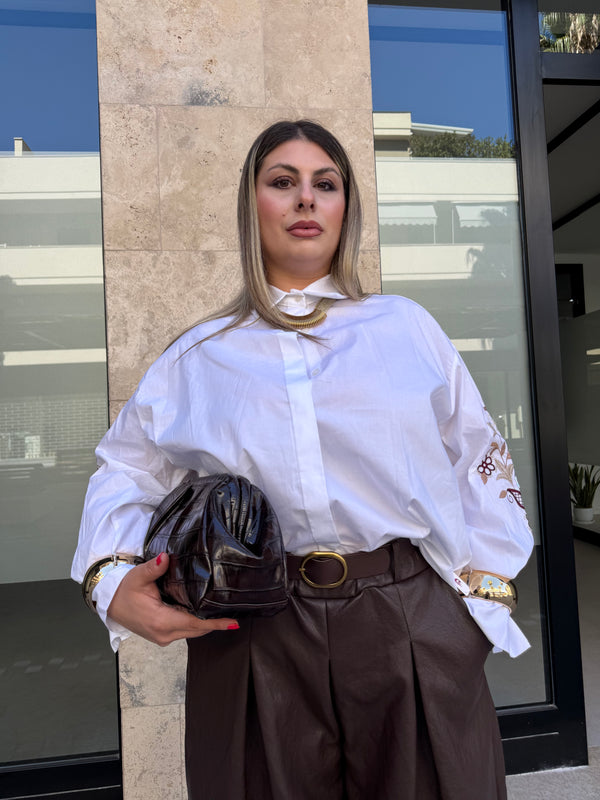 Camicia con ricamo floreale curvy