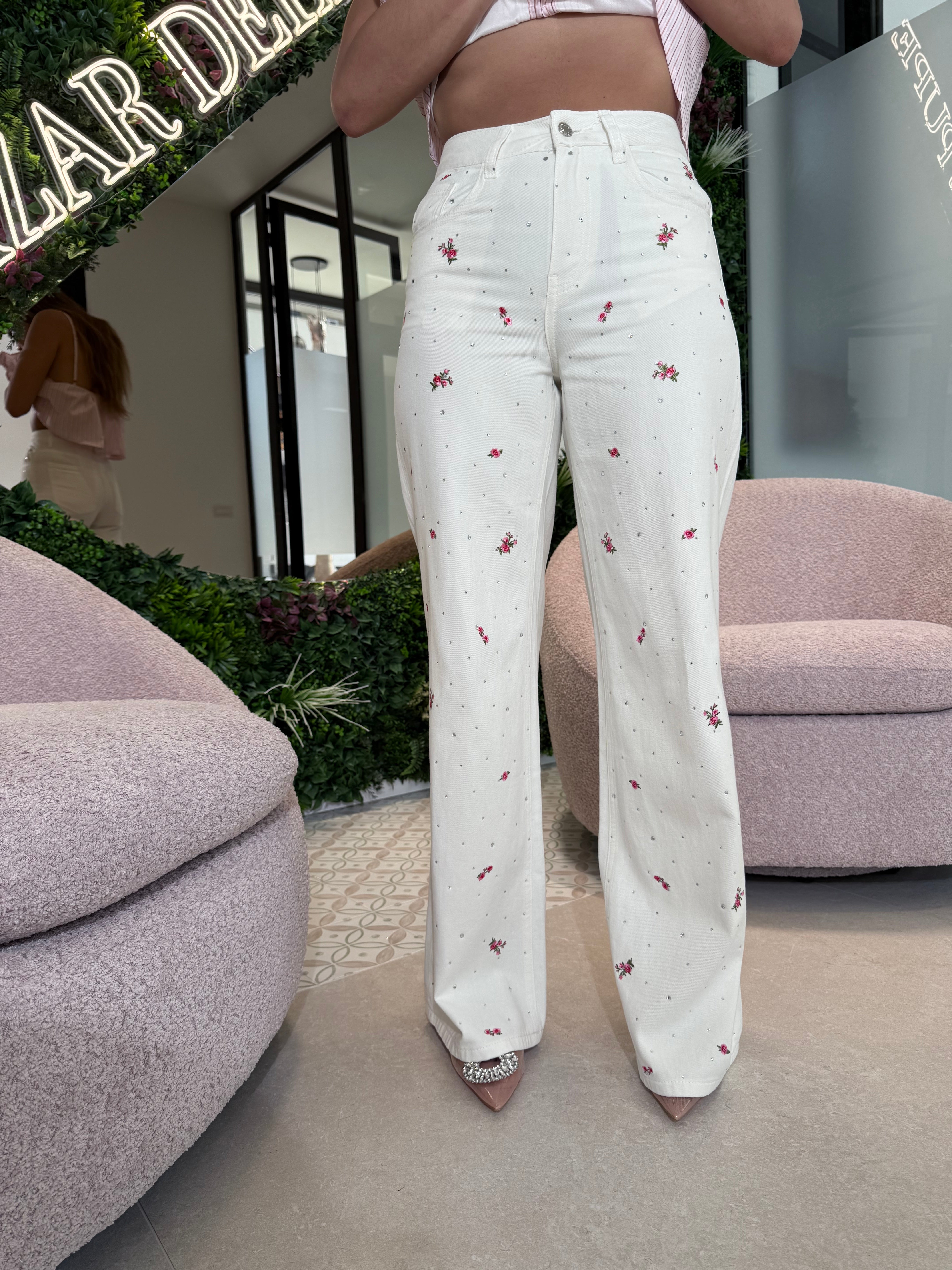 Jeans con fiori ricamati e strass