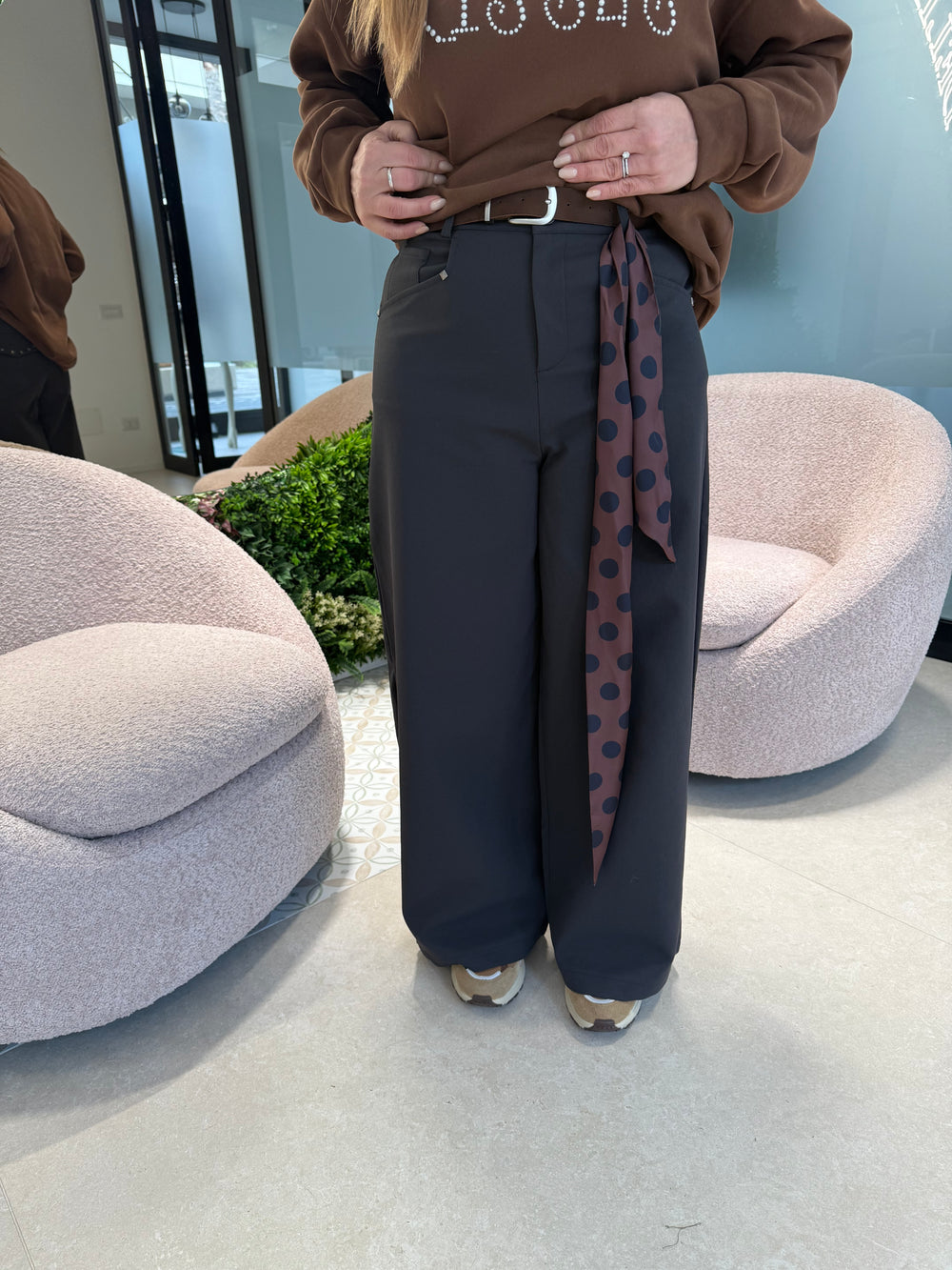 Pantalone palazzo con cintura e foulard