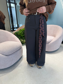 Pantalone palazzo con cintura e foulard