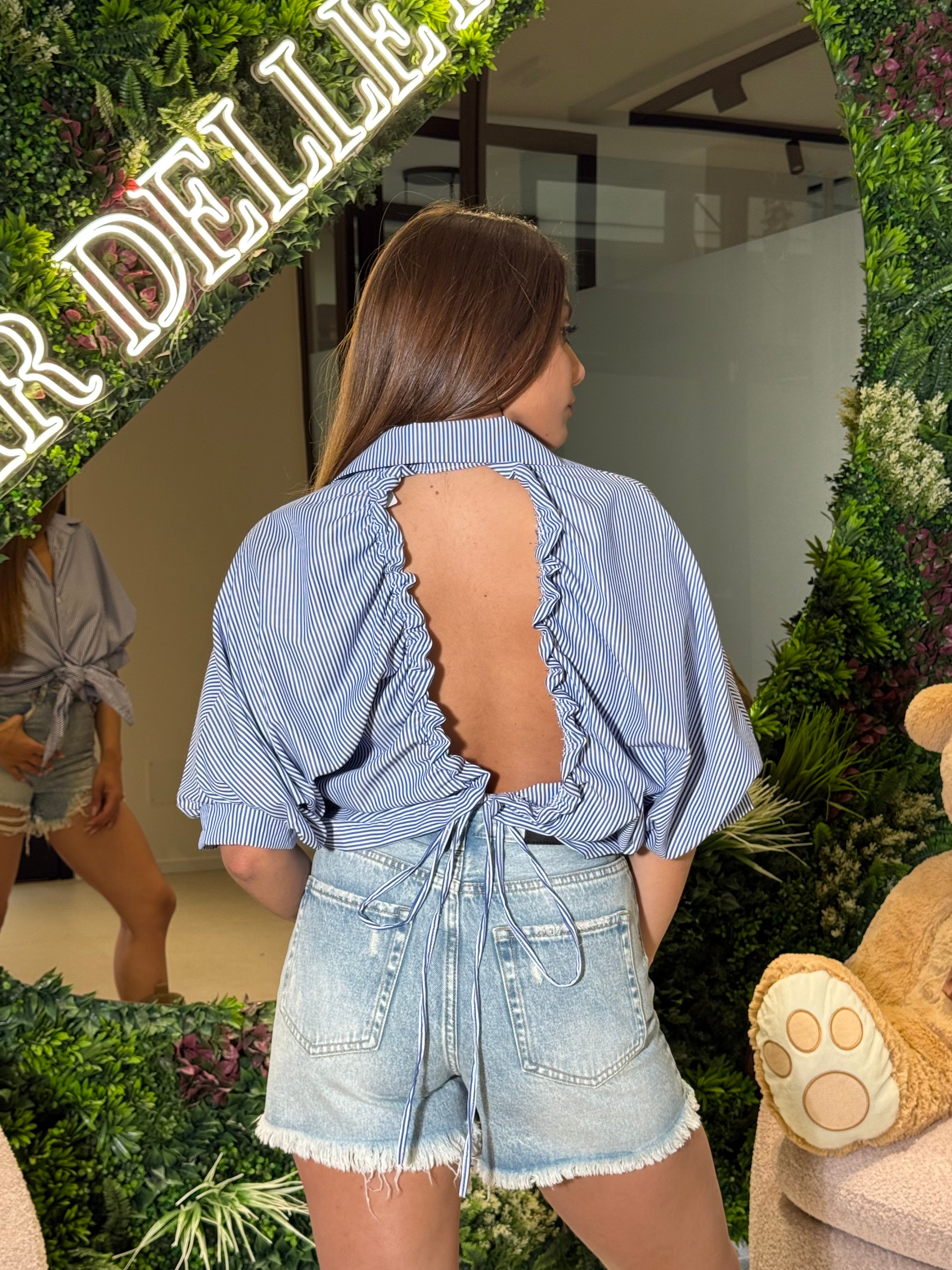 Camicia a righe con scollo